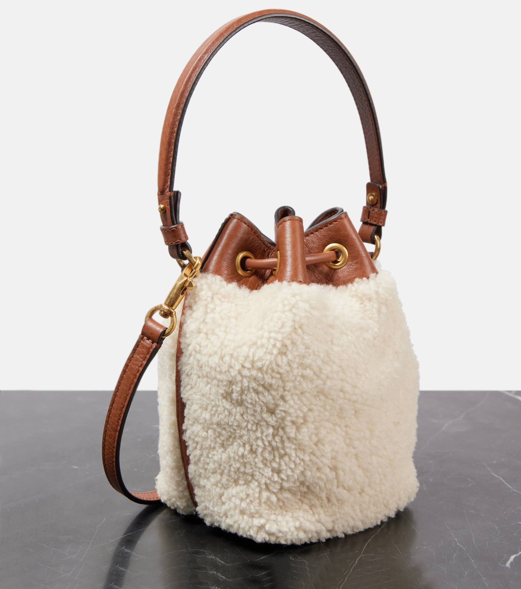 VLogo Signature shearling bucket bag - 4