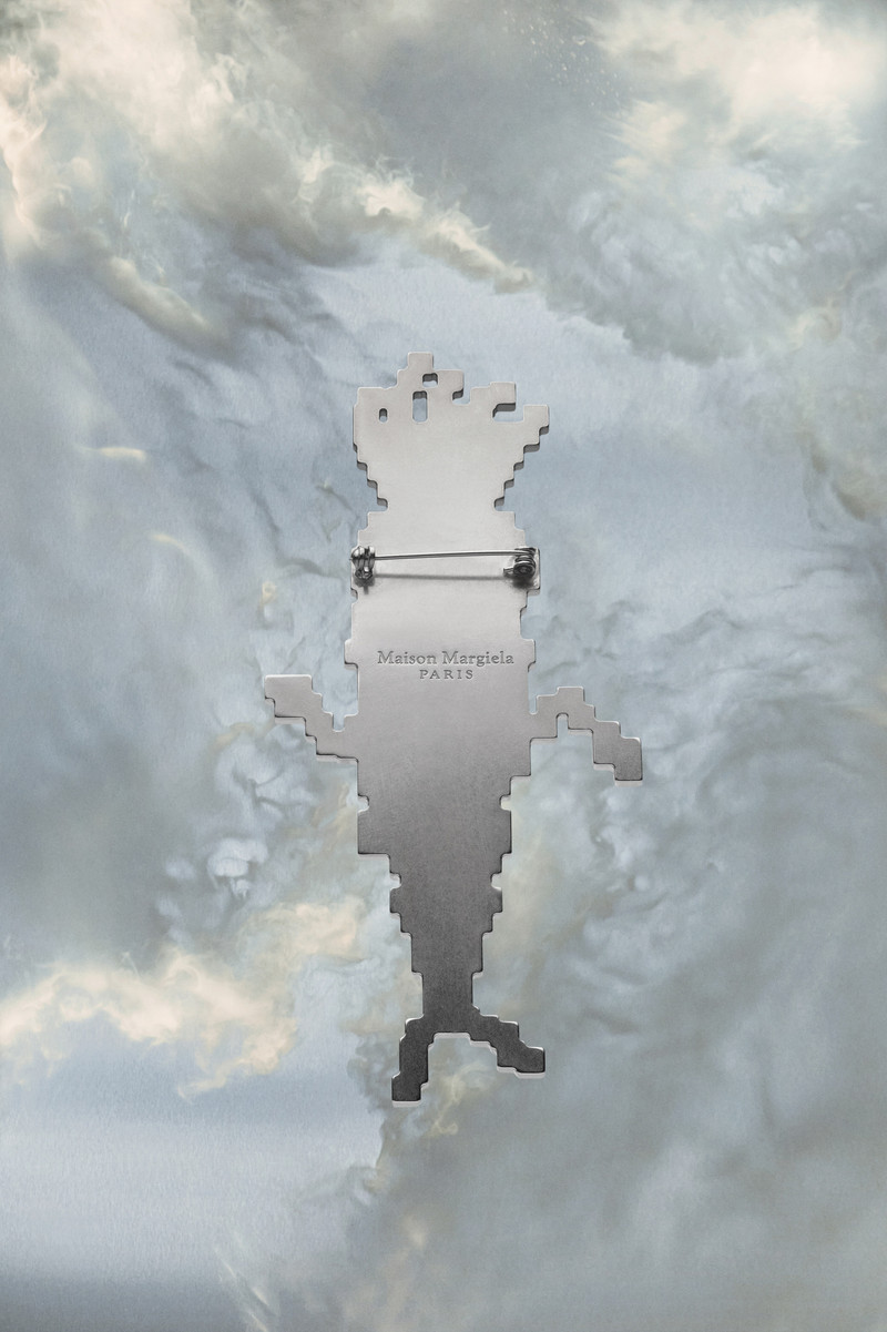 Maison Margiela Carrot rhinestone brooch outlook