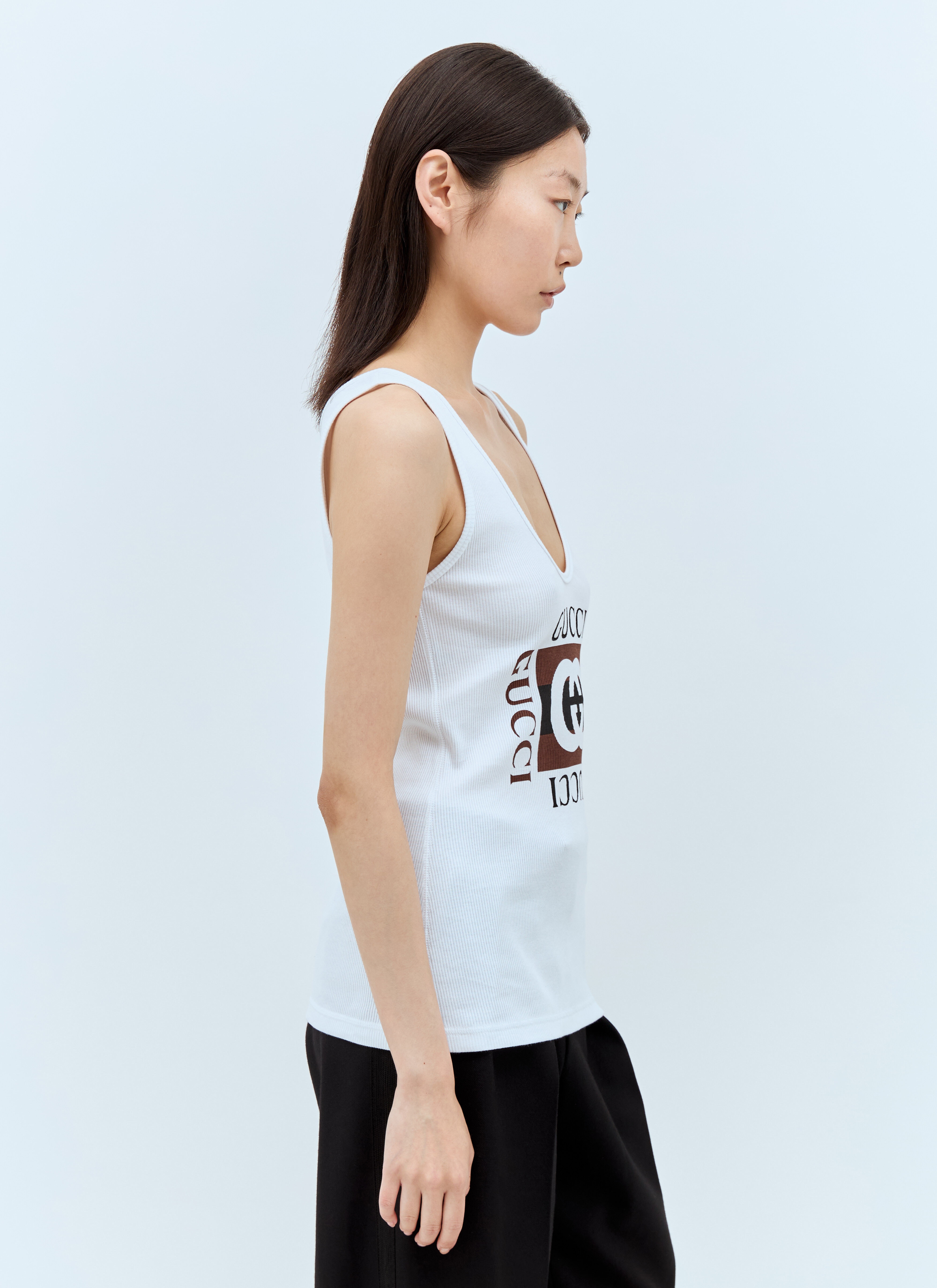 GUCCI｜SLEEVELESS (790344 XJGL4 9875) Rib cotton tank top with Gucci print in white | GUCCI® SG