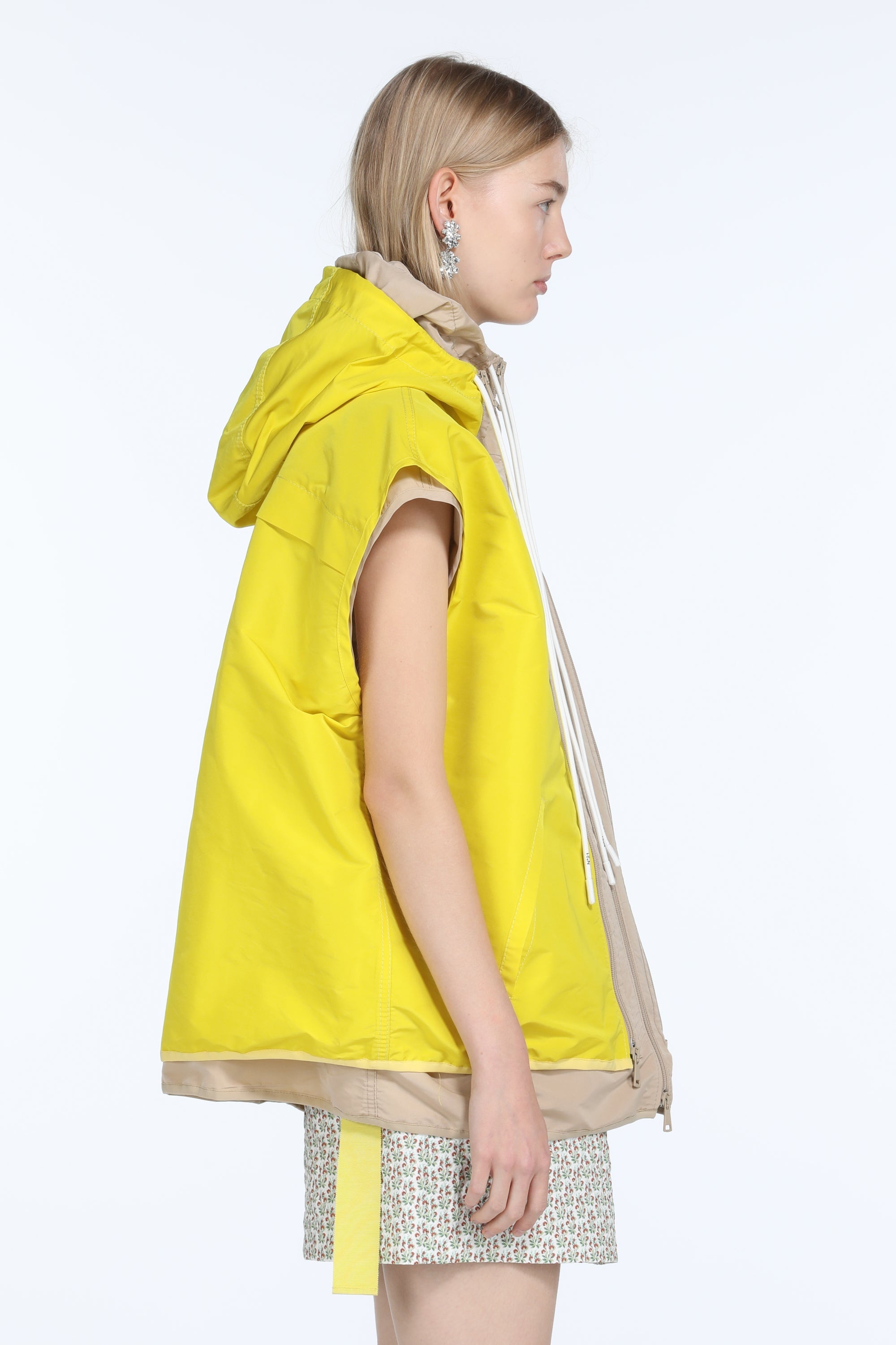 TWO-TONE ZIPPED HOODED VEST - 3