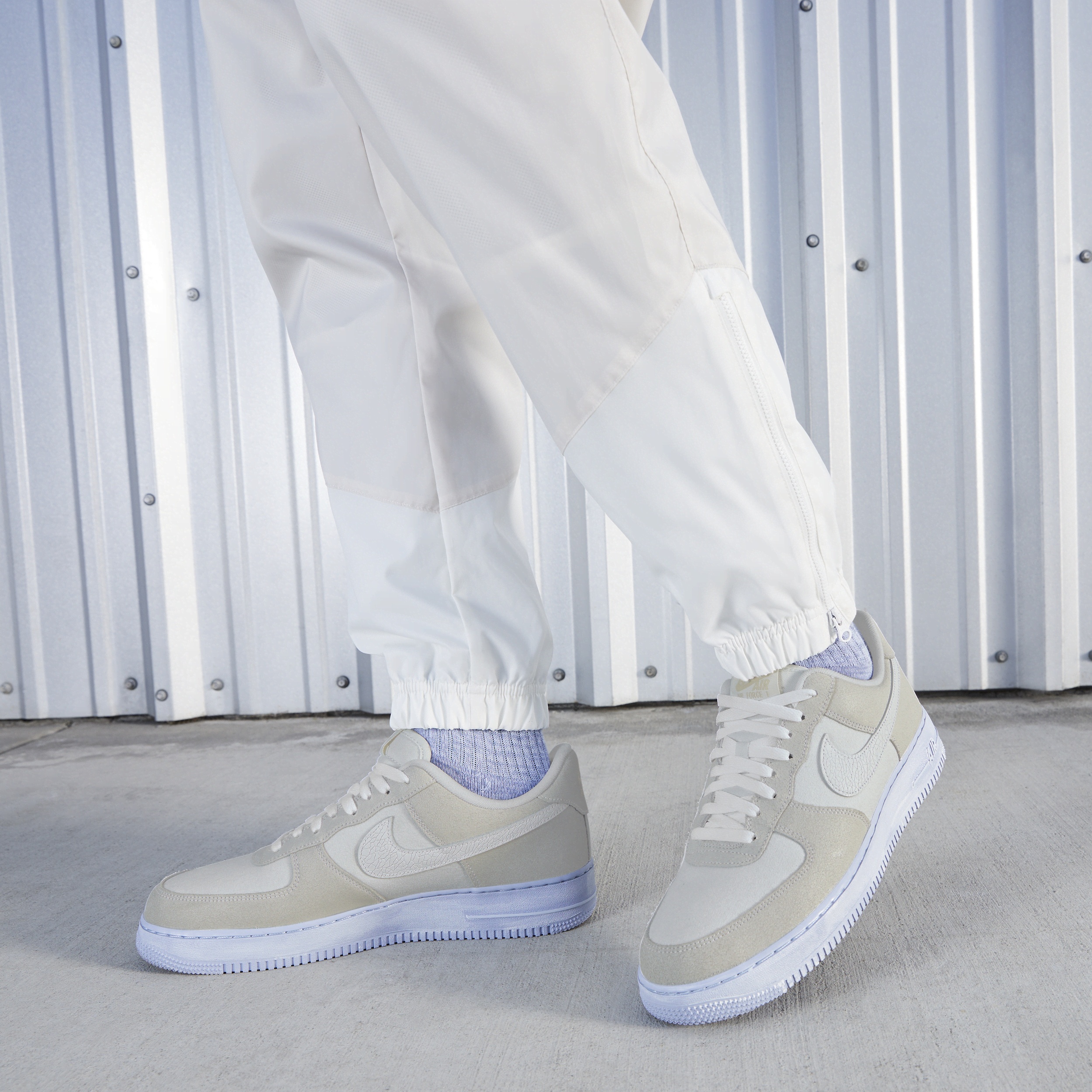 Nike Men's Air Force 1 '07 LV8 EMB Shoes - 10