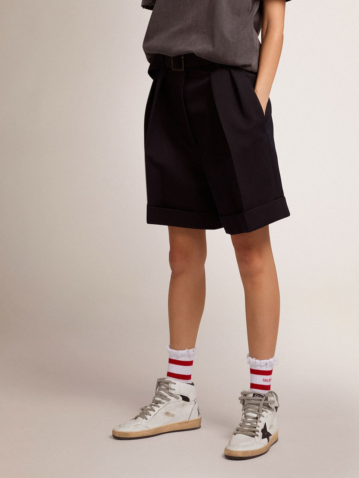 Golden Collection shorts in black wool gabardine with belt at the waist - 2