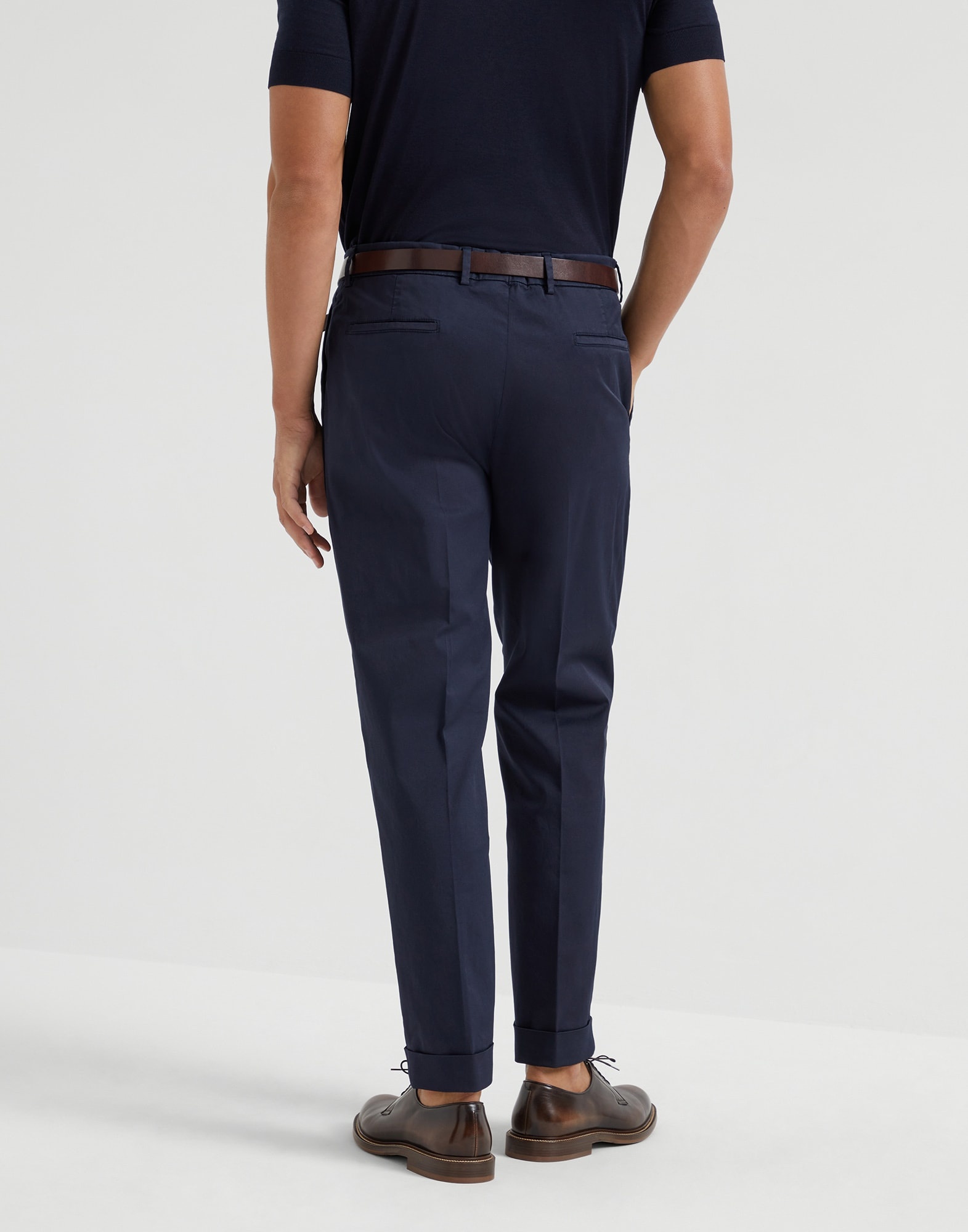 Garment-dyed leisure fit trousers in American Pima cotton comfort gabardine with pleat - 2