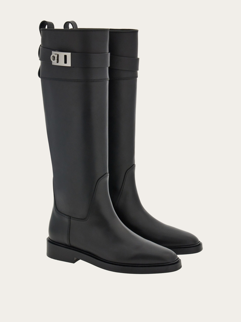 Hug buckle boot 5