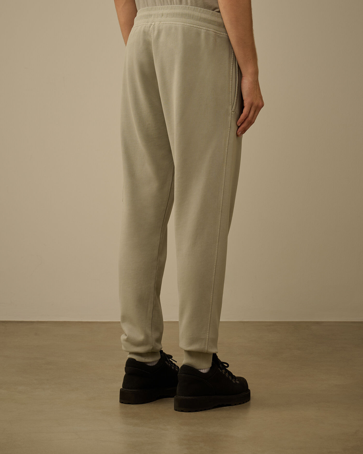 Brushed and Emerized Diagonal Fleece Cargo Lens Sweatpants - 4