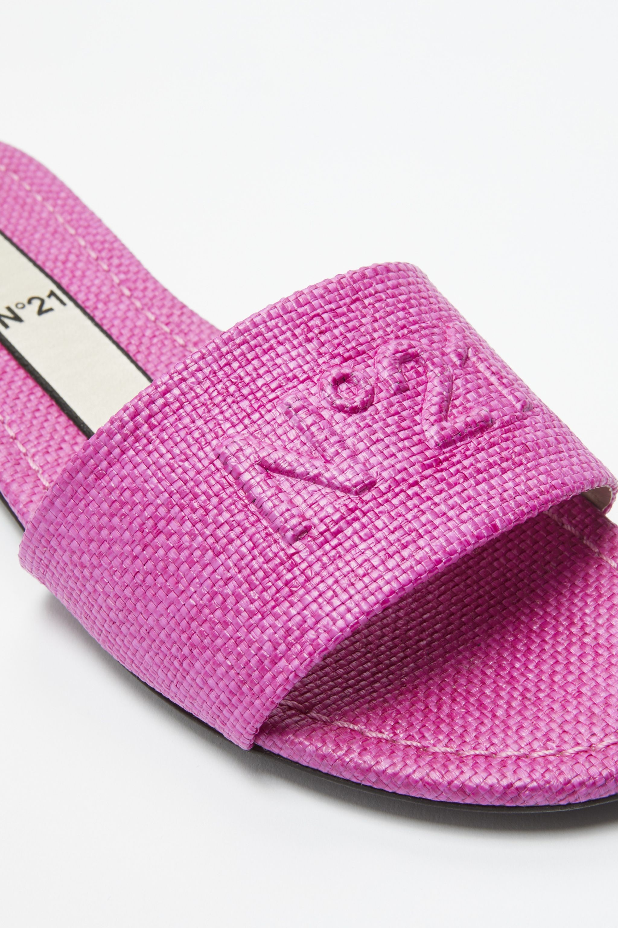 N°21 LOGO-EMBOSSED SLIDES | REVERSIBLE