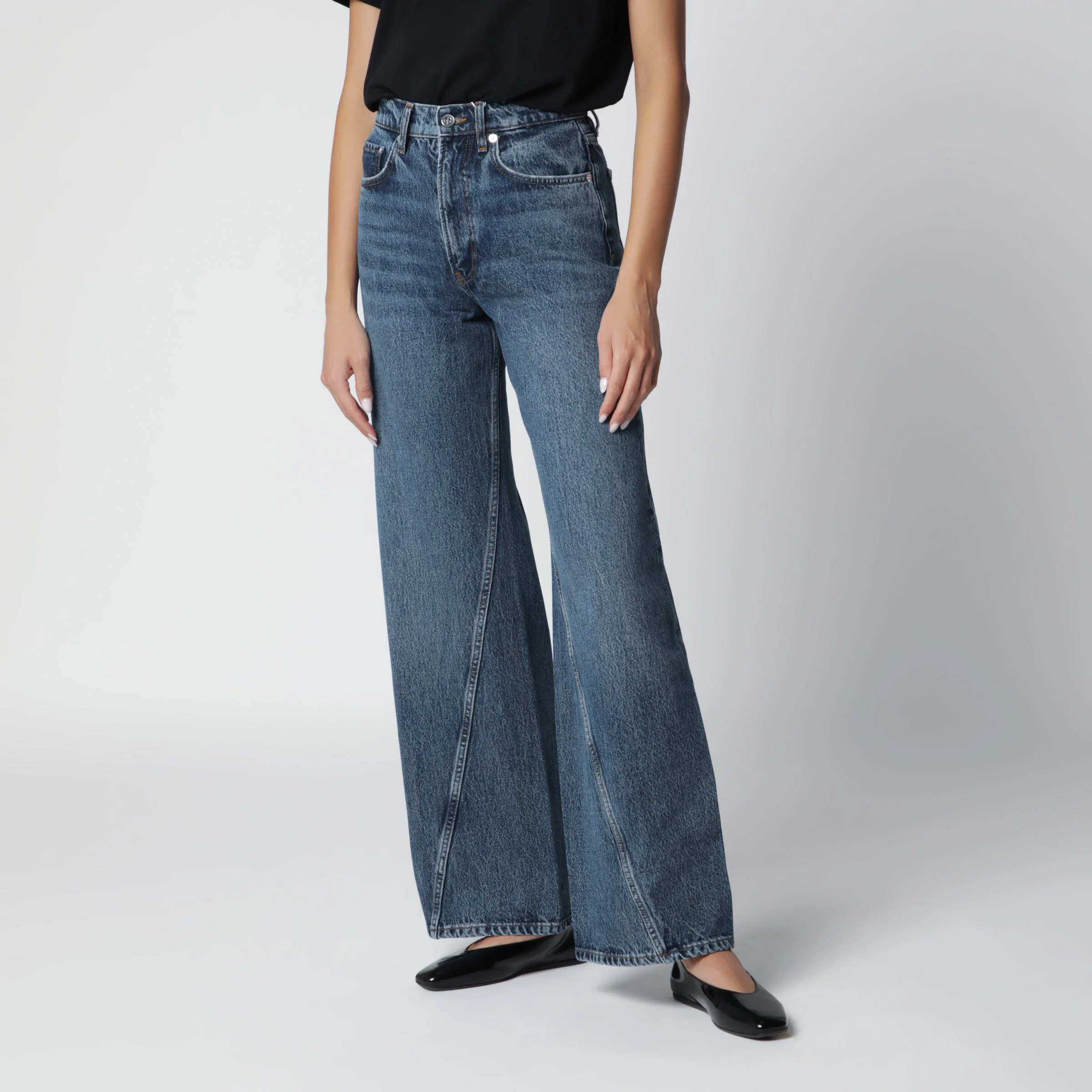 Washed blue jeans with curved front seams - 1