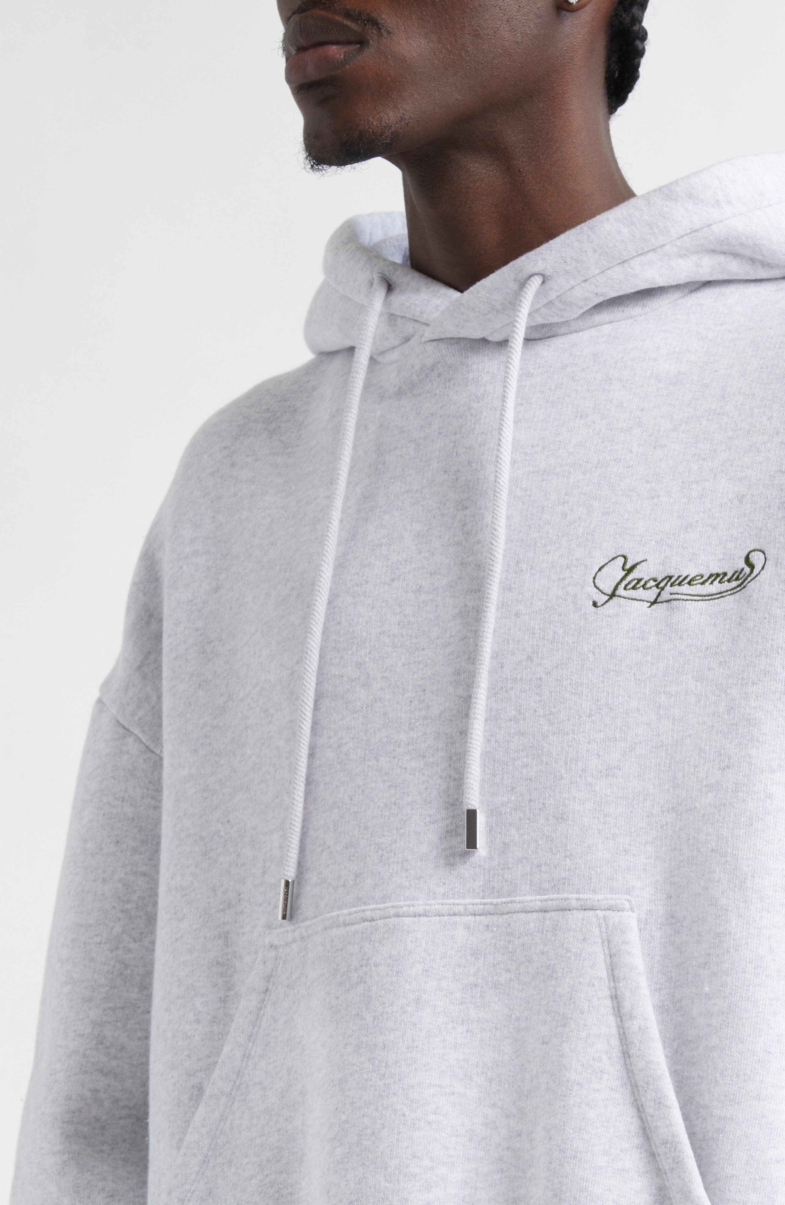 Jacquemus The Corto Logo Embroidered Cotton Fleece Hoodie in Uni Club Grey at Nordstrom - 4