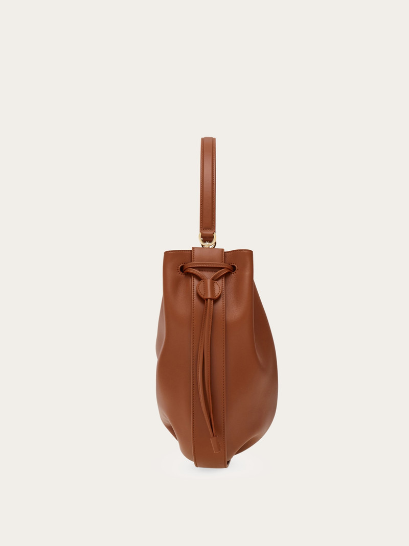 Hug bucket bag 4