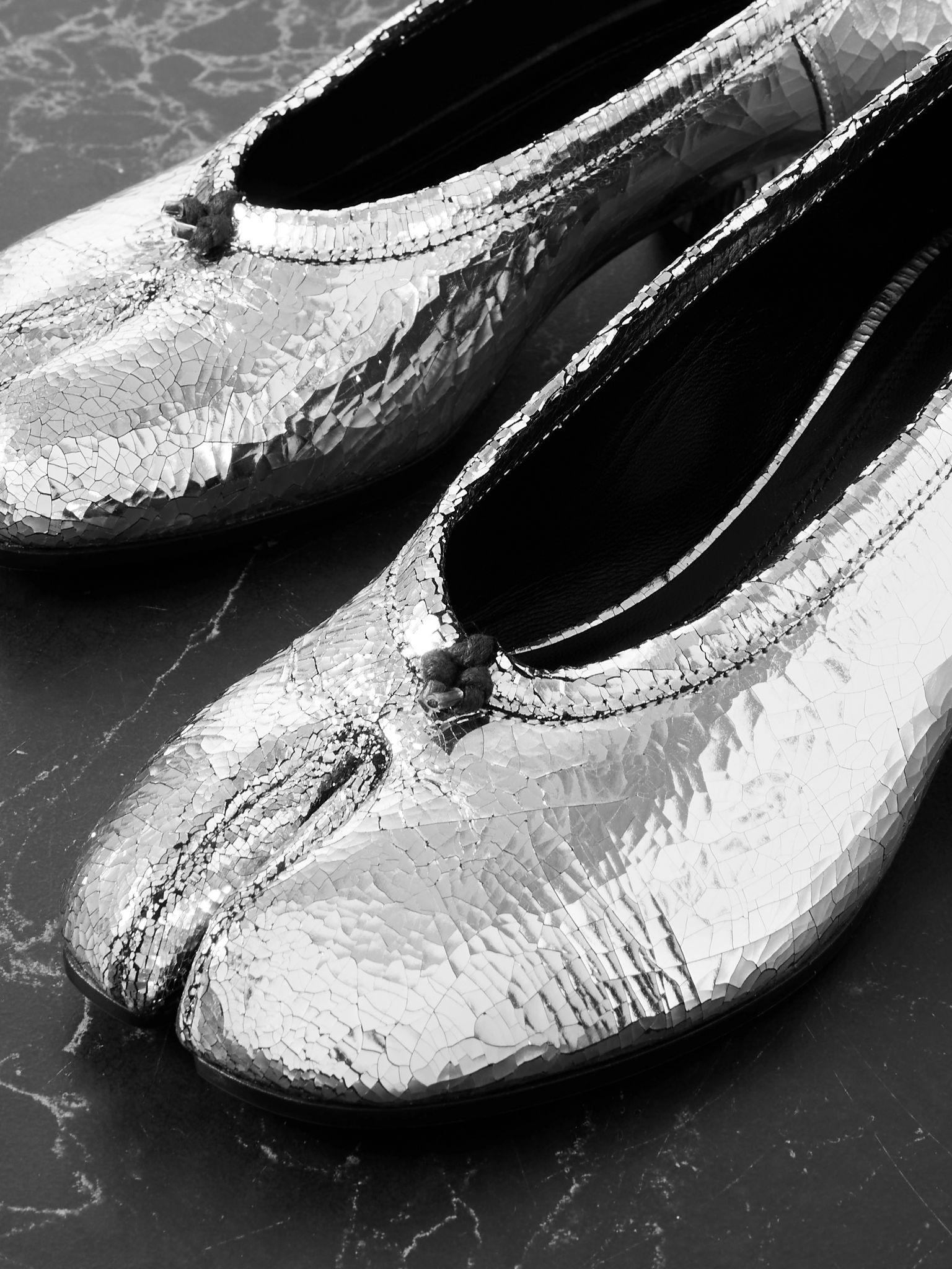 Tabi Ballerina split-toe metallic cracked-leather pumps Silver - 4