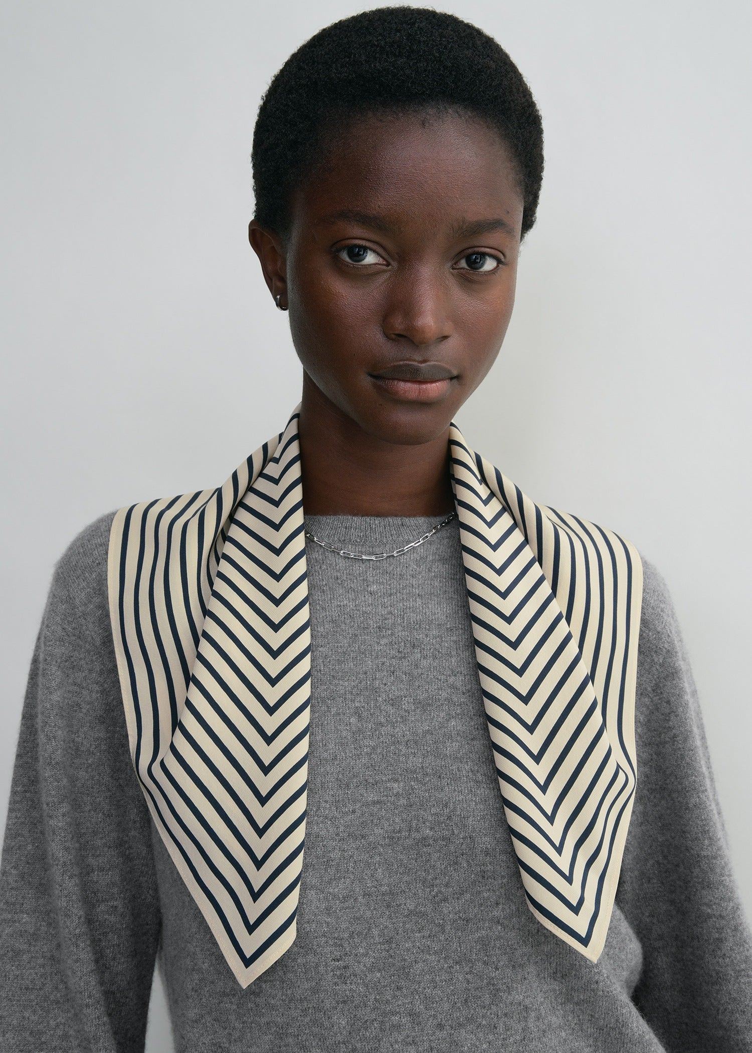 Signature monogram silk scarf crème - 2