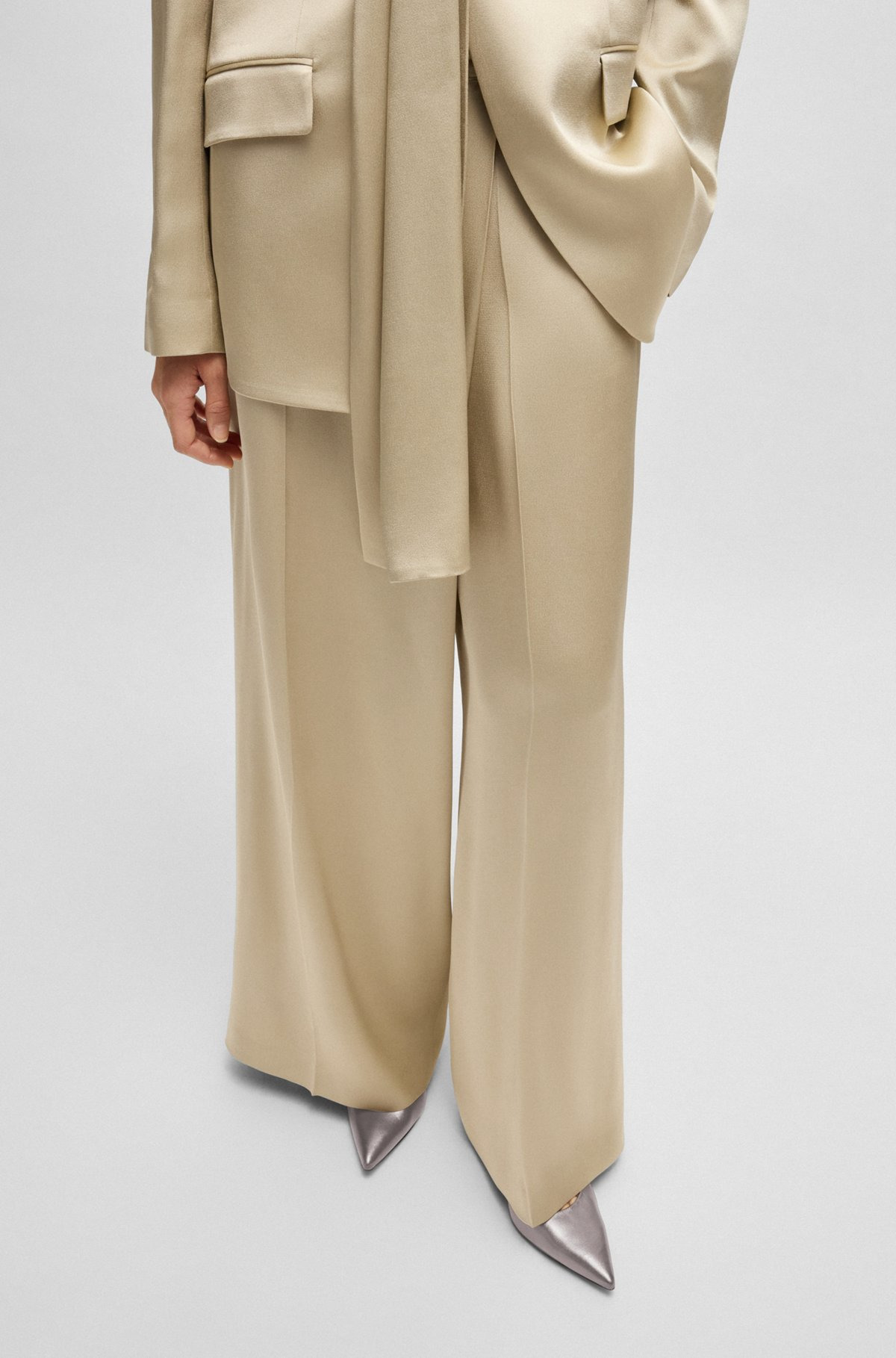 HEELED PUMPS IN LAMINATED LEATHER - 4