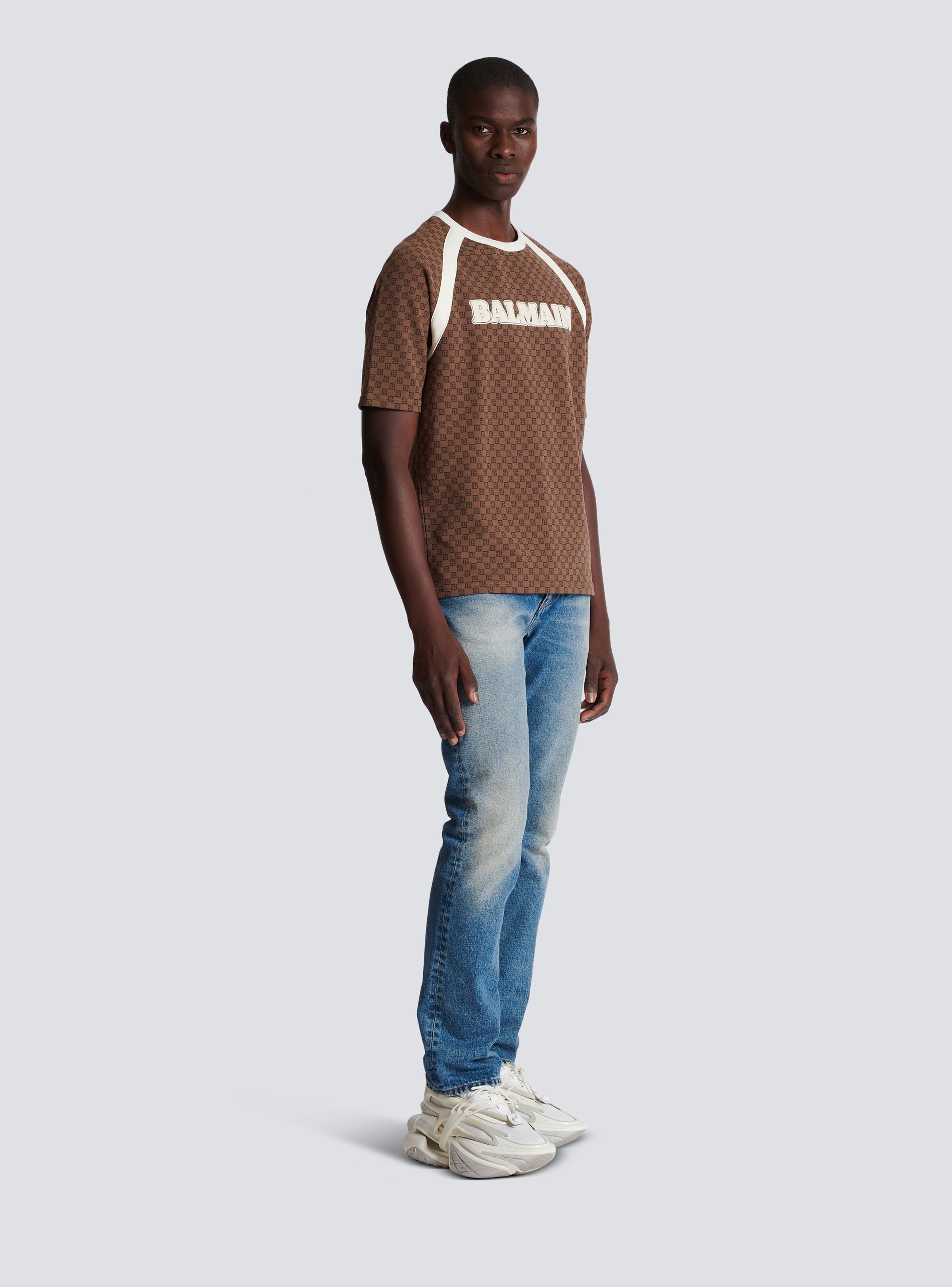 【関税込み】Balmain ブラウン Retro ミニモノグラム Tシャツ Balmainのブラウン Retro ミニモノグラム Tシャツがセール中