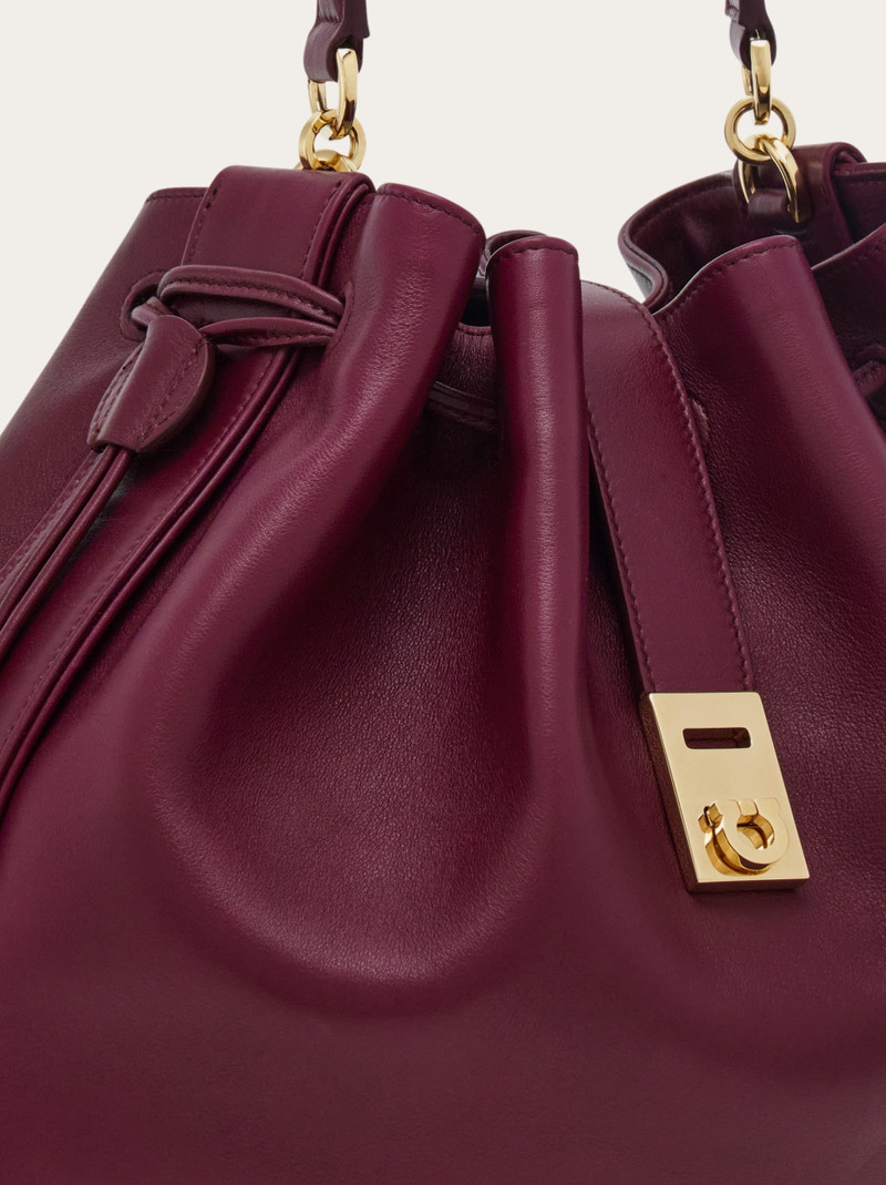 Hug bucket bag 8