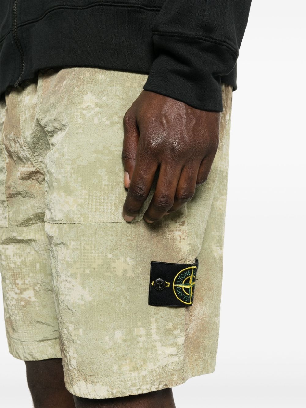abstract-print Bermuda shorts - 5