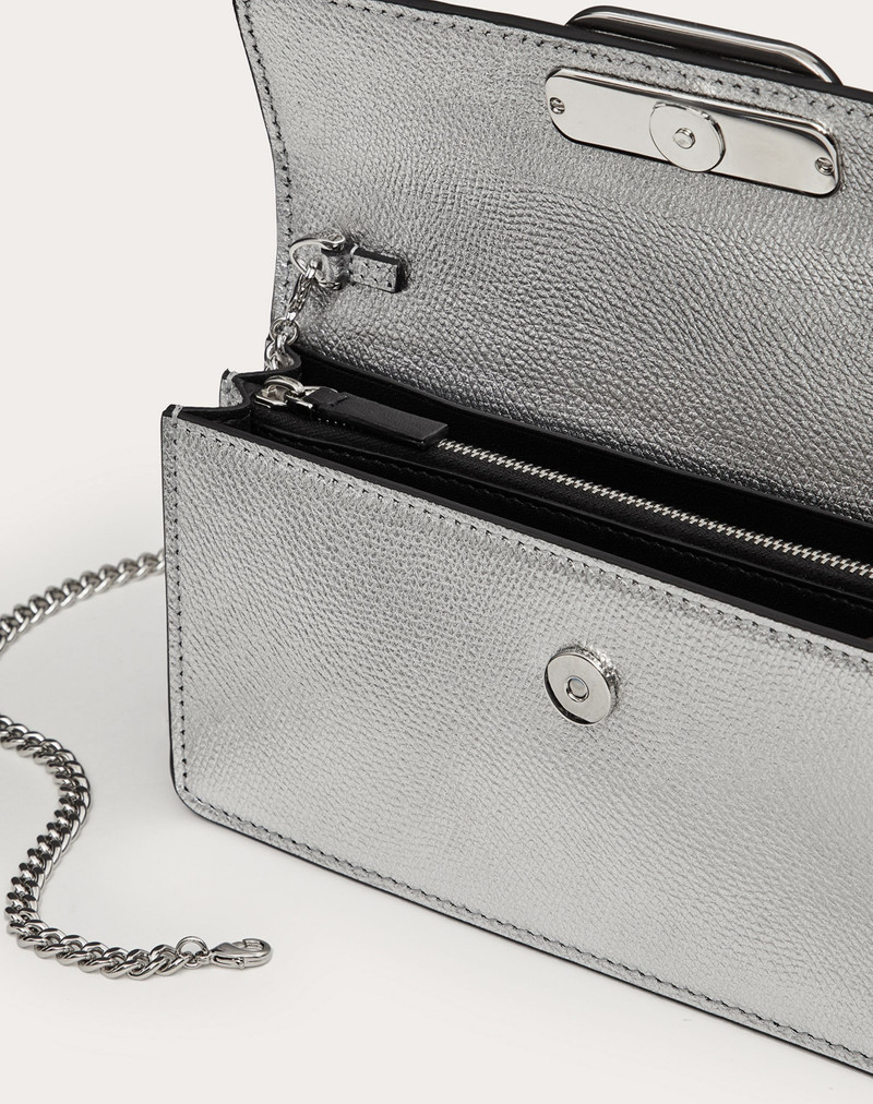 VLOGO SIGNATURE GRAINY METALLIC CALFSKIN WALLET WITH CHAIN 6