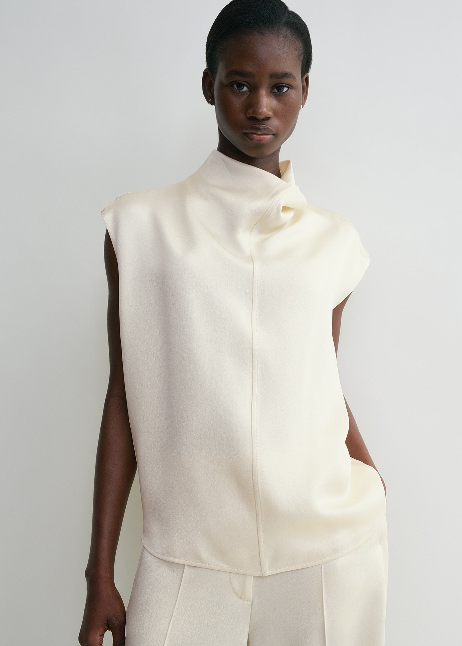 Sleeveless funnel-neck top macadamia - 5
