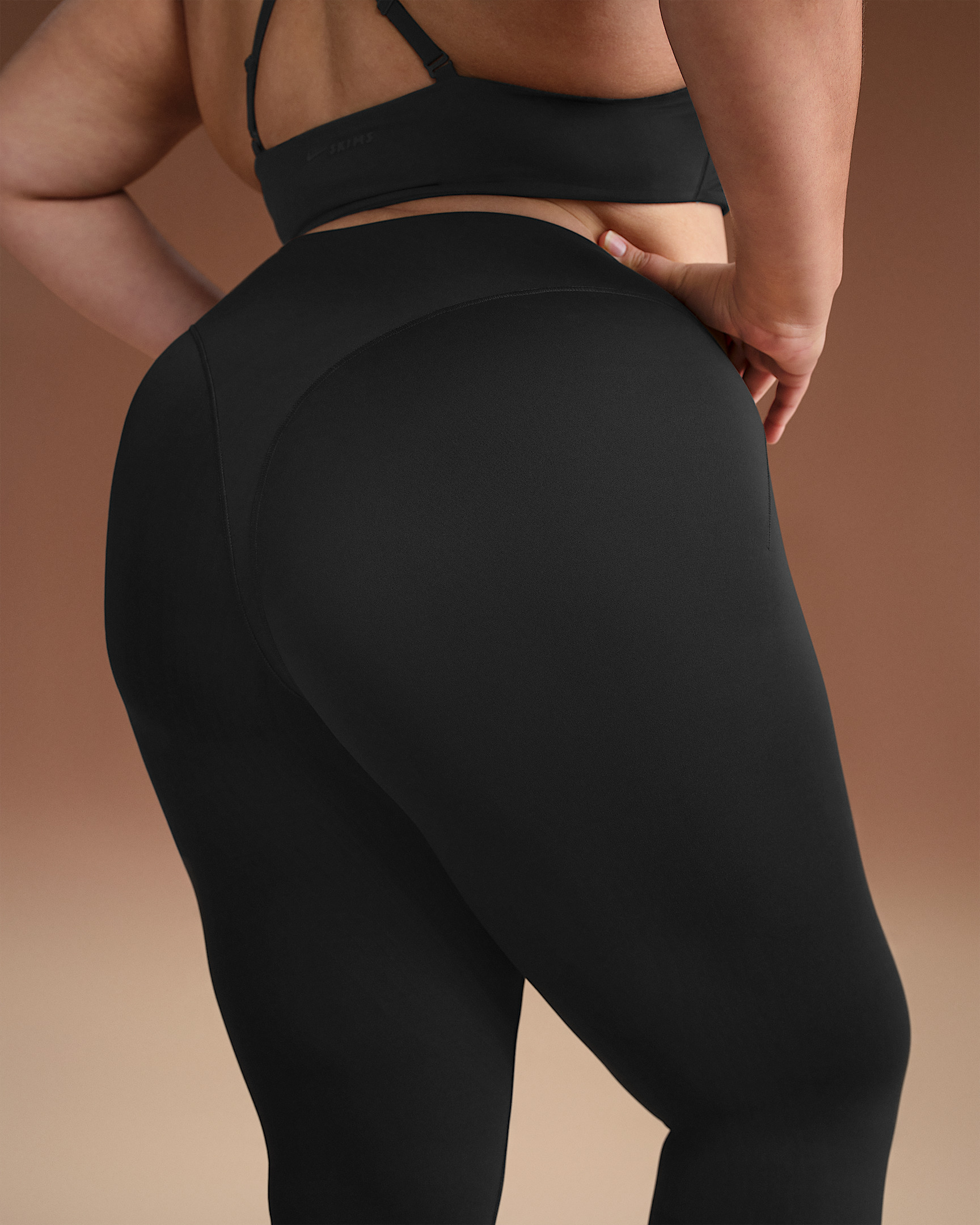 NikeSKIMS Matte Women's High-Waisted V-Panel Straight Leggings - 8