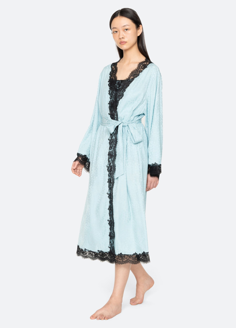 Lila Robe 1