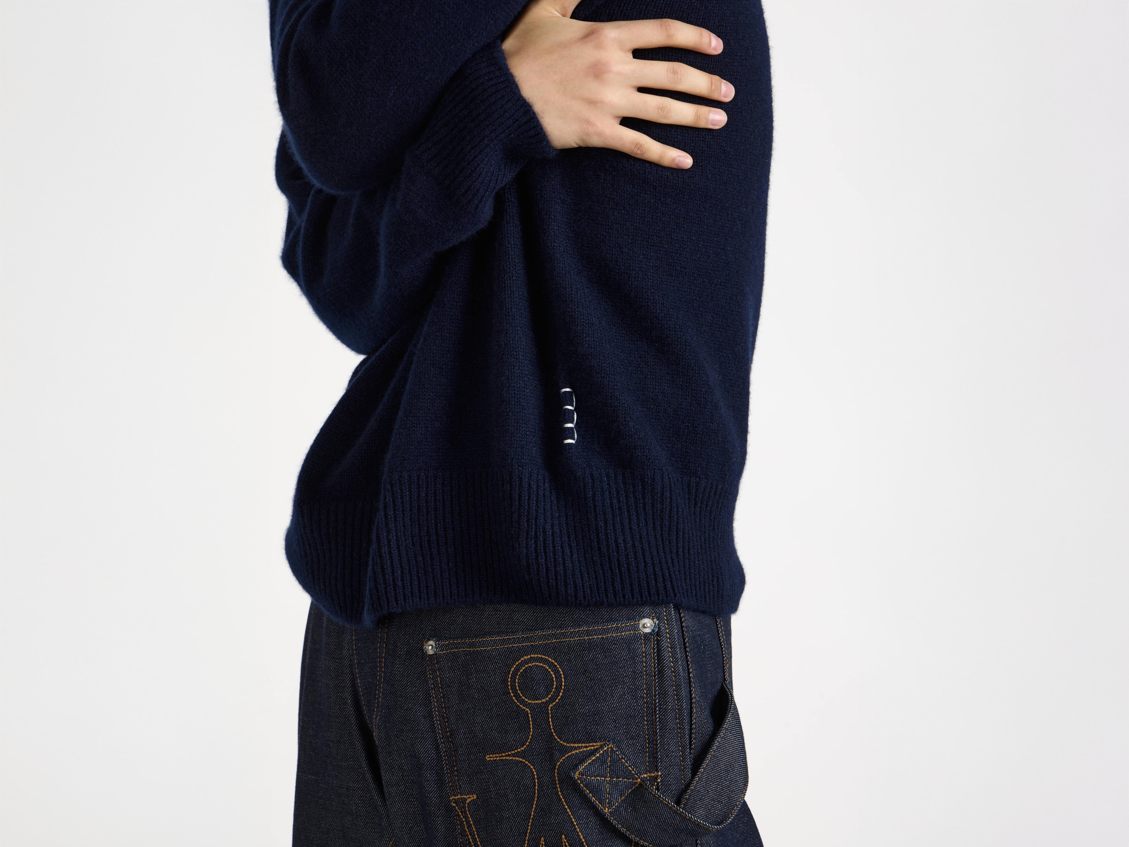V-NECK CASHMERE JUMPER IN NAVY - 6