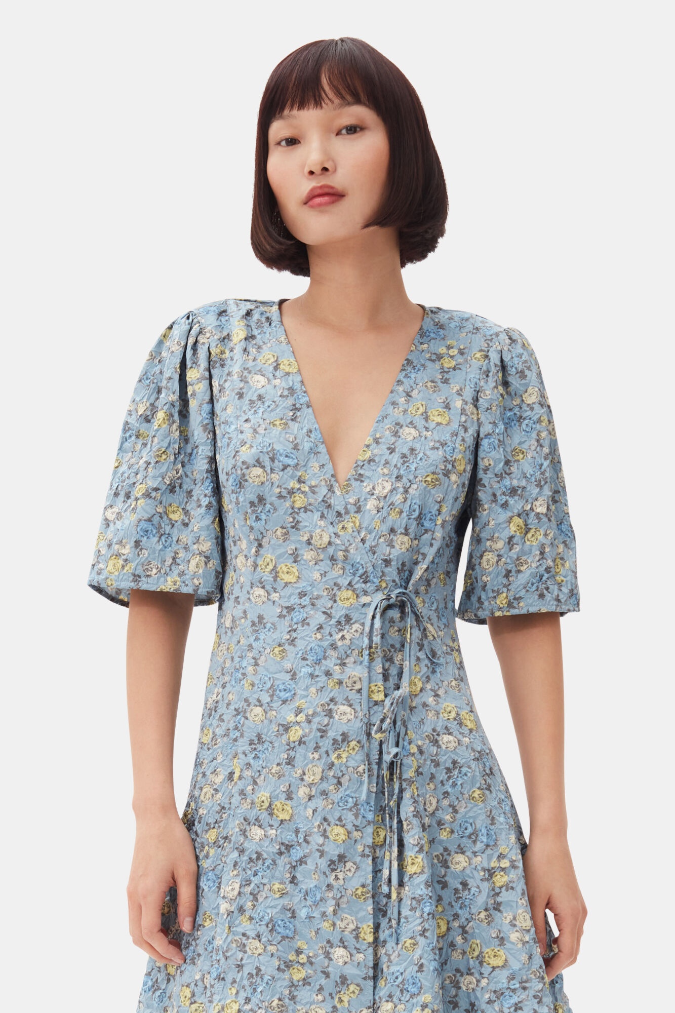 BLUE FLORAL PRINTED CRINKLED SATIN MINI WRAP DRESS - 3