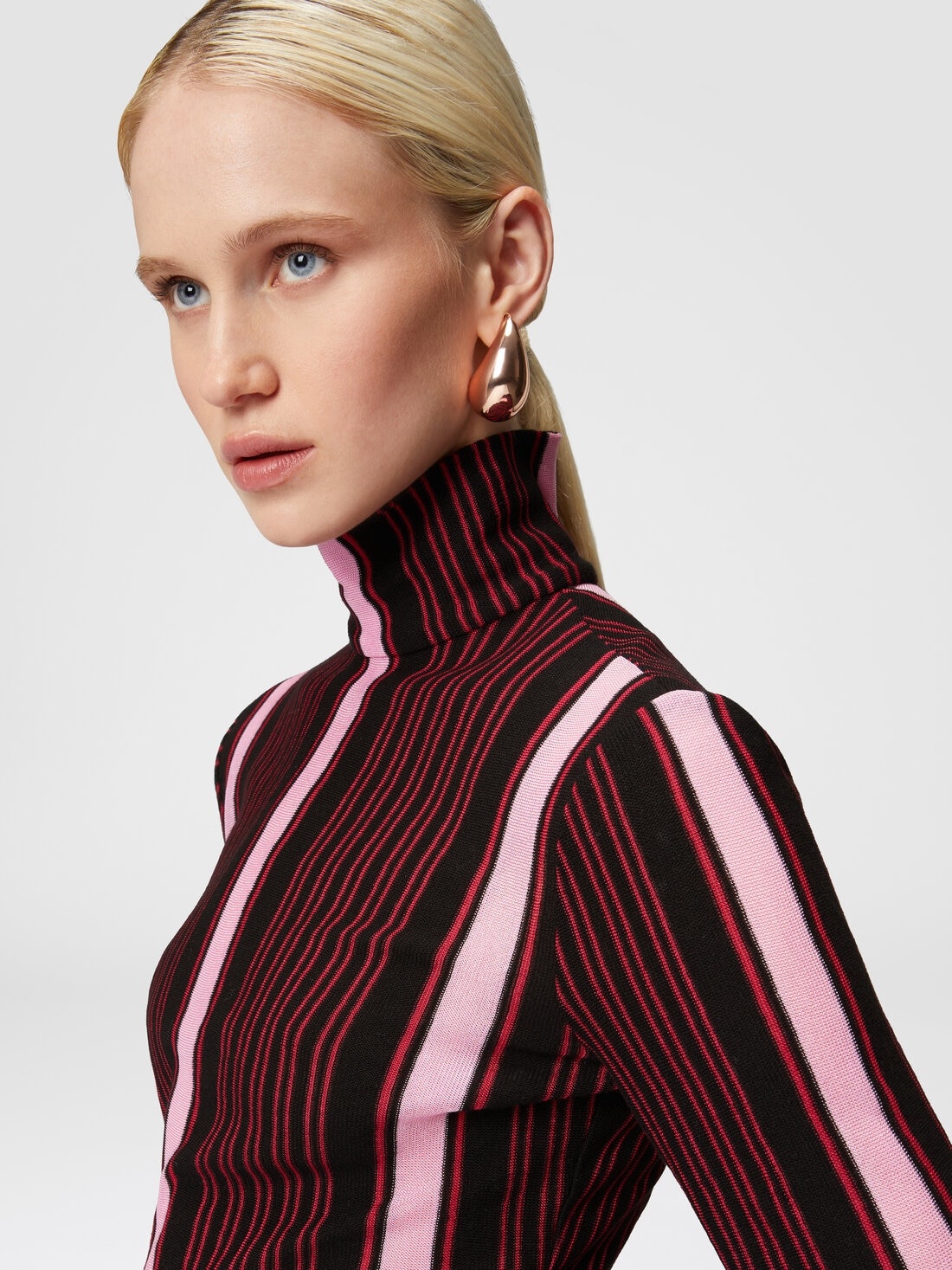 Short-sleeved turtleneck in striped cotton and viscose - 4