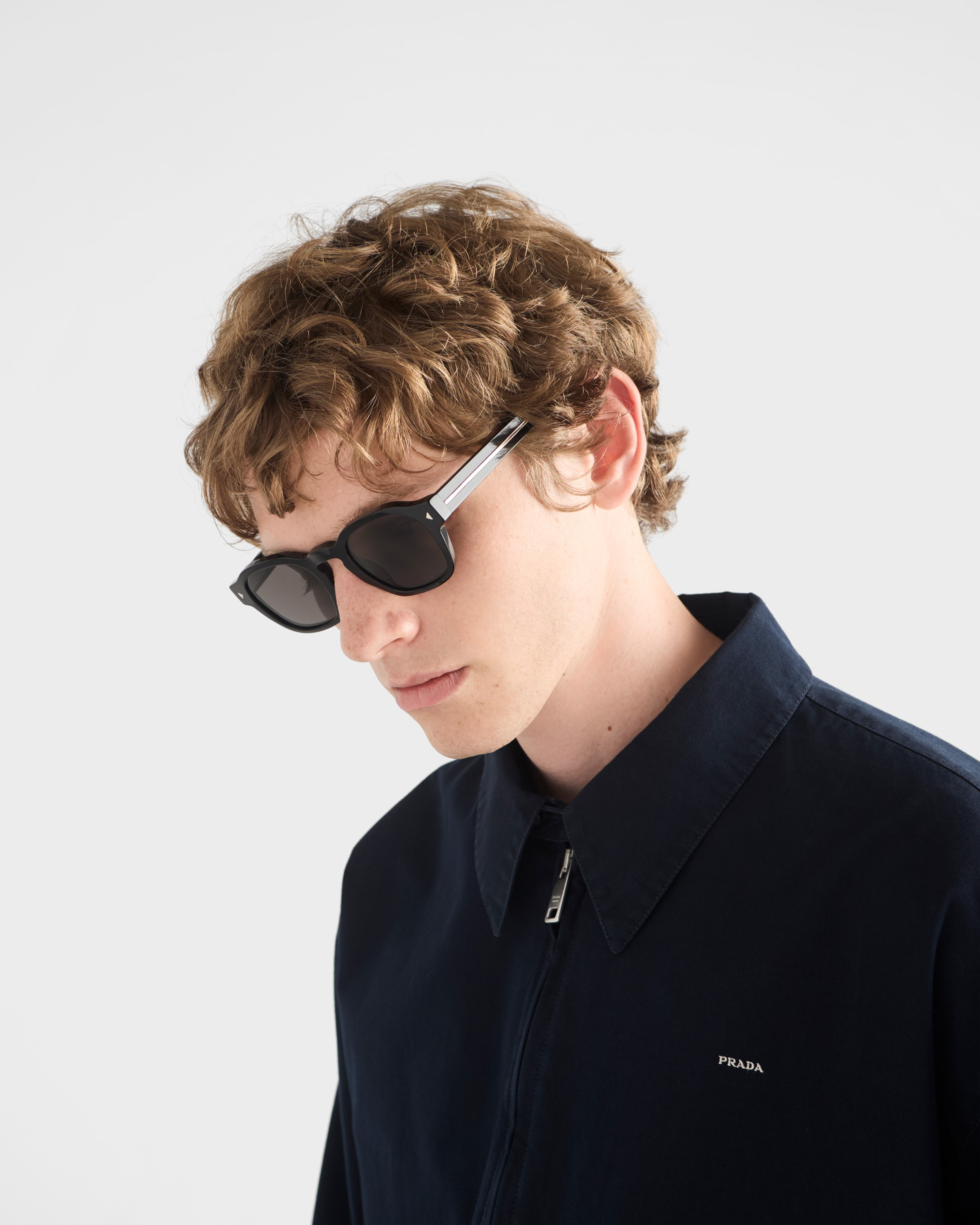 Sunglasses with the iconic metal plaque - 2