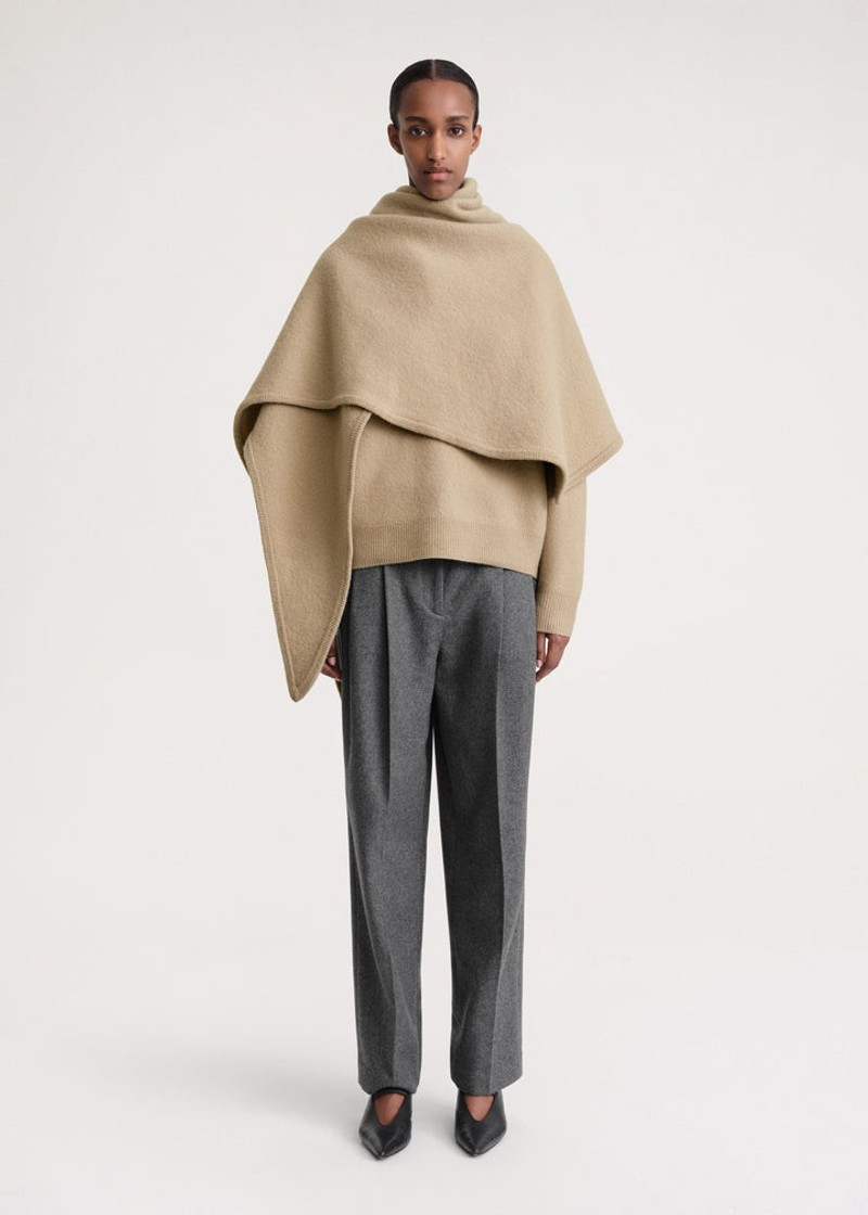 Maxi wool triangle scarf oat 1