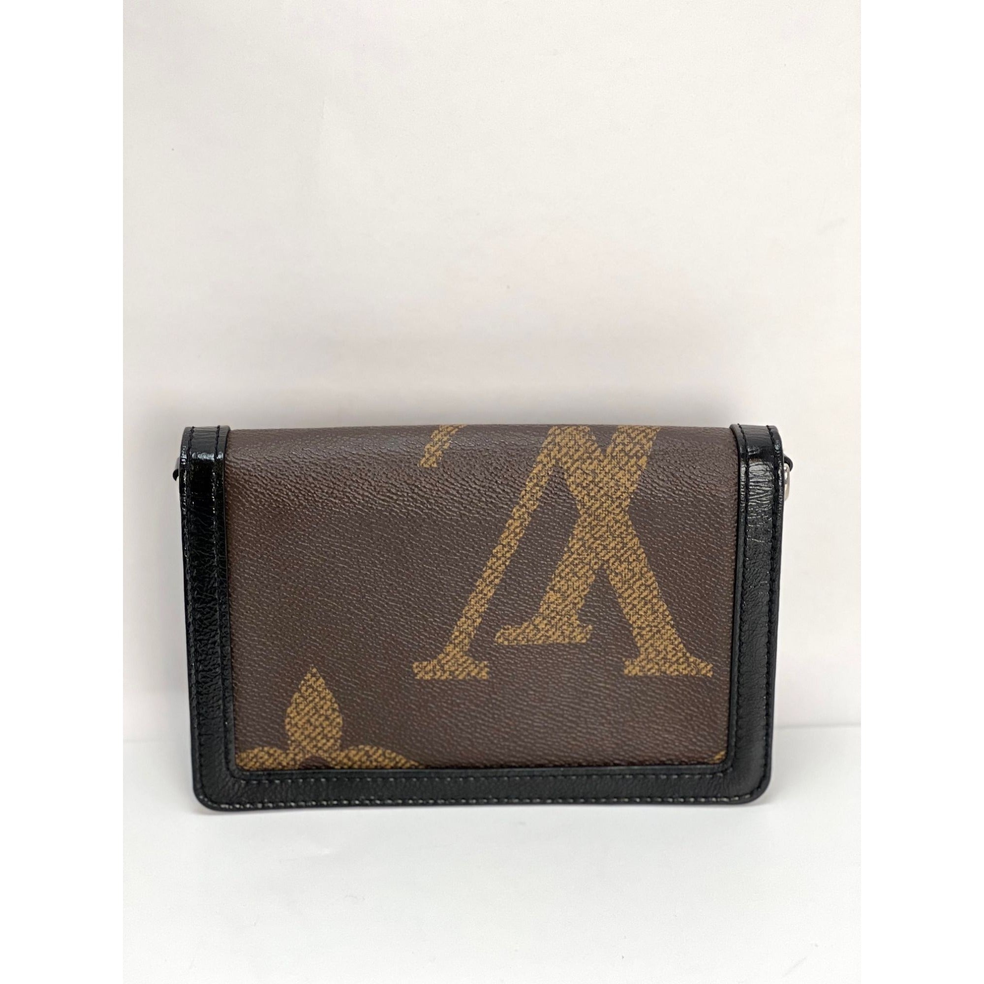 LOUIS VUITTON Reverse Giant Monogram Dauphine Bumbag Clutch - 2