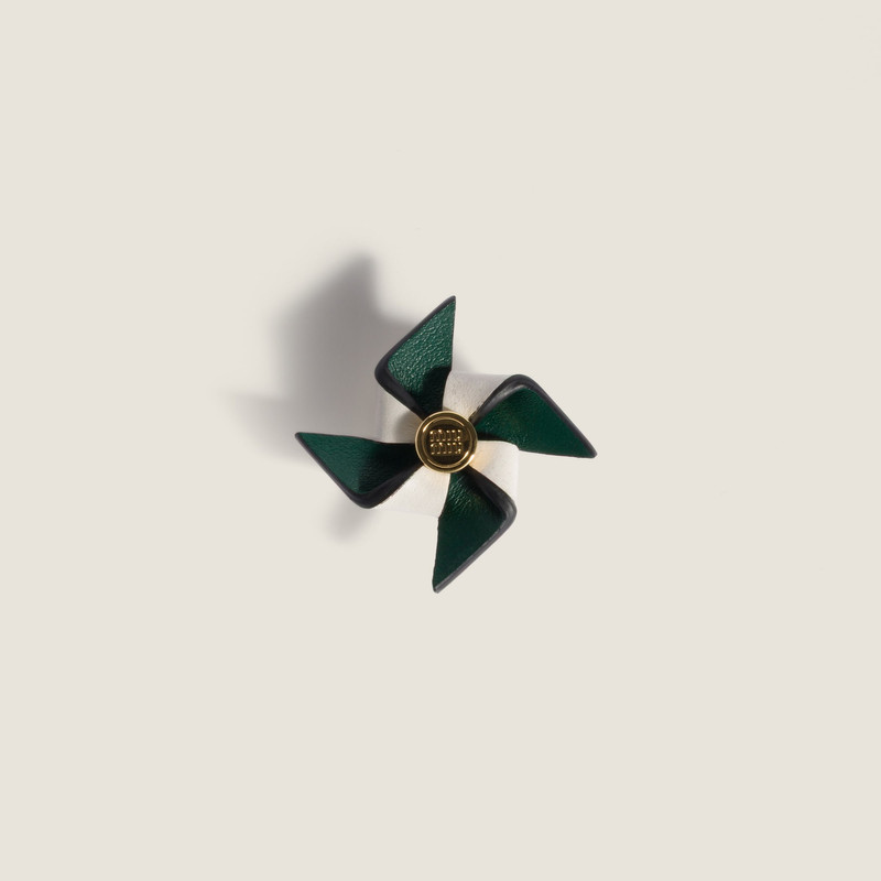 Leather pinwheel brooch 1