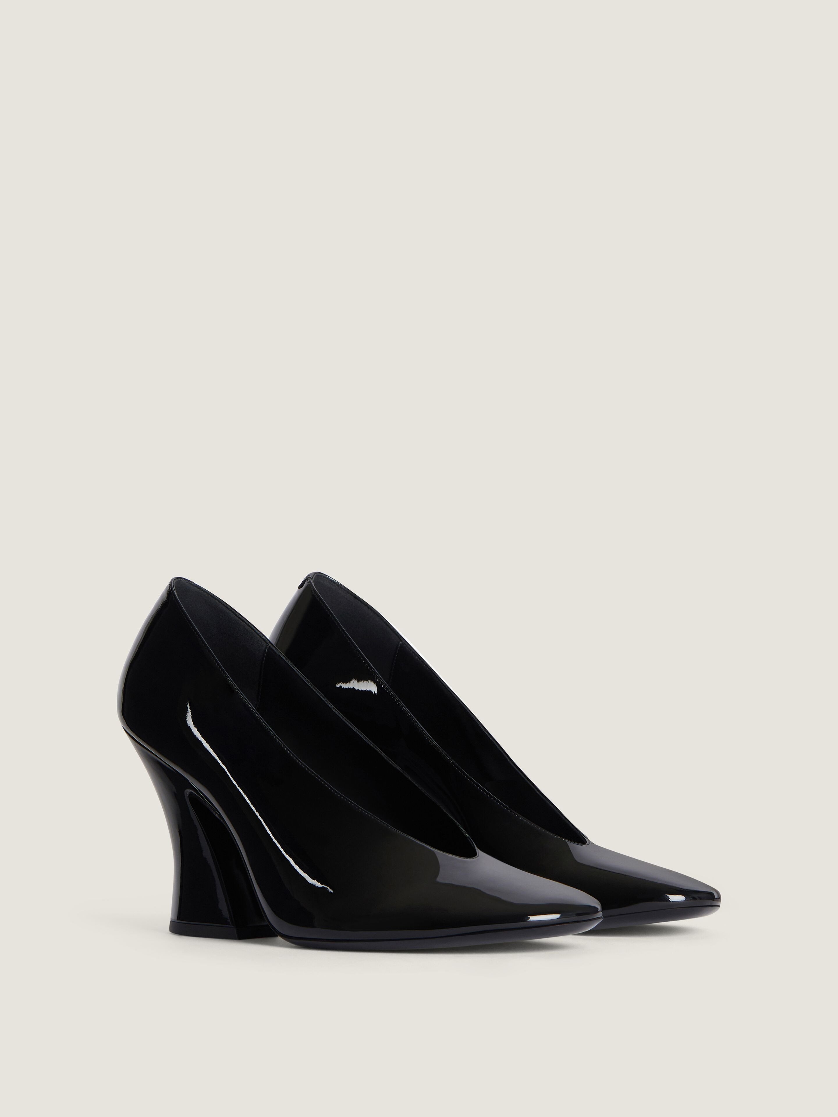 SCULPTED PUMPS IN PATENT LEATHER - 1