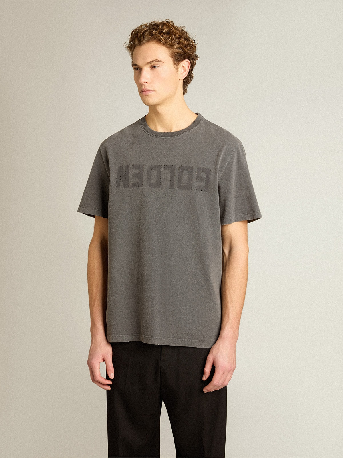 Men's anthracite gray T-shirt with distressed treatment - 2