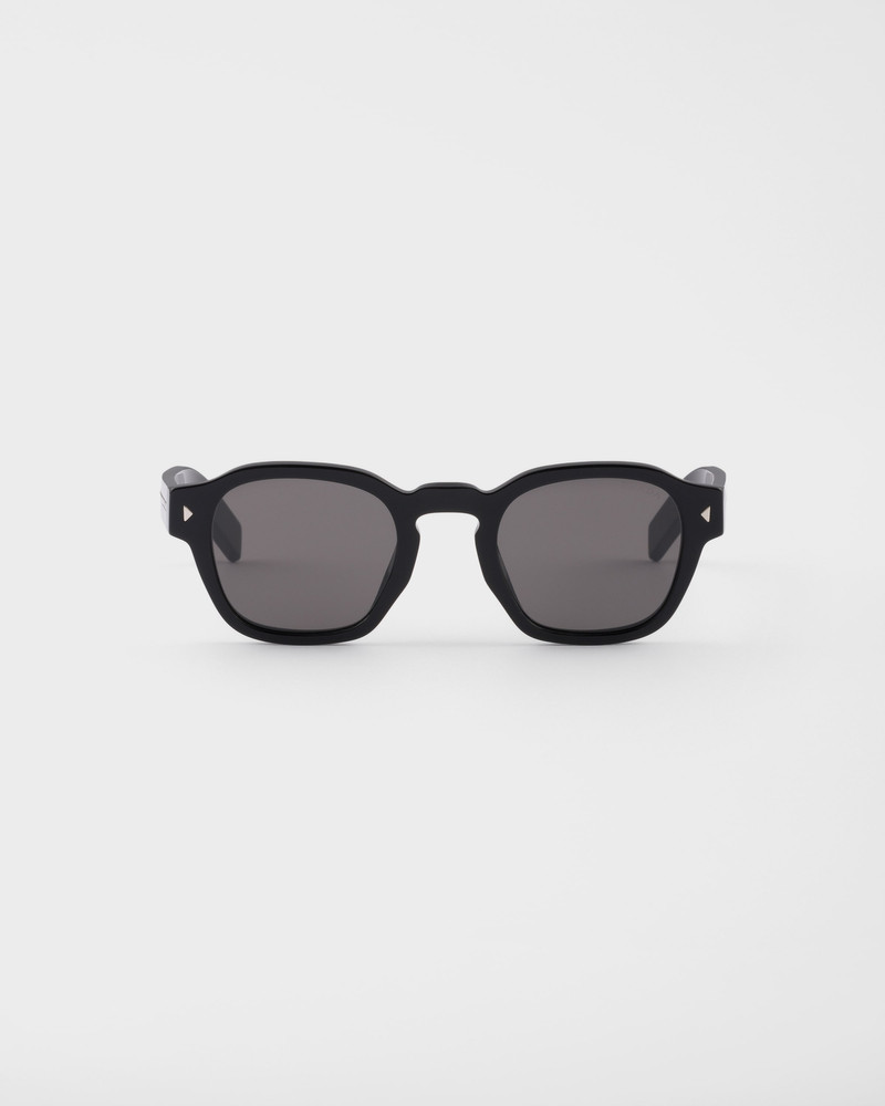 Sunglasses with the iconic metal plaque 1