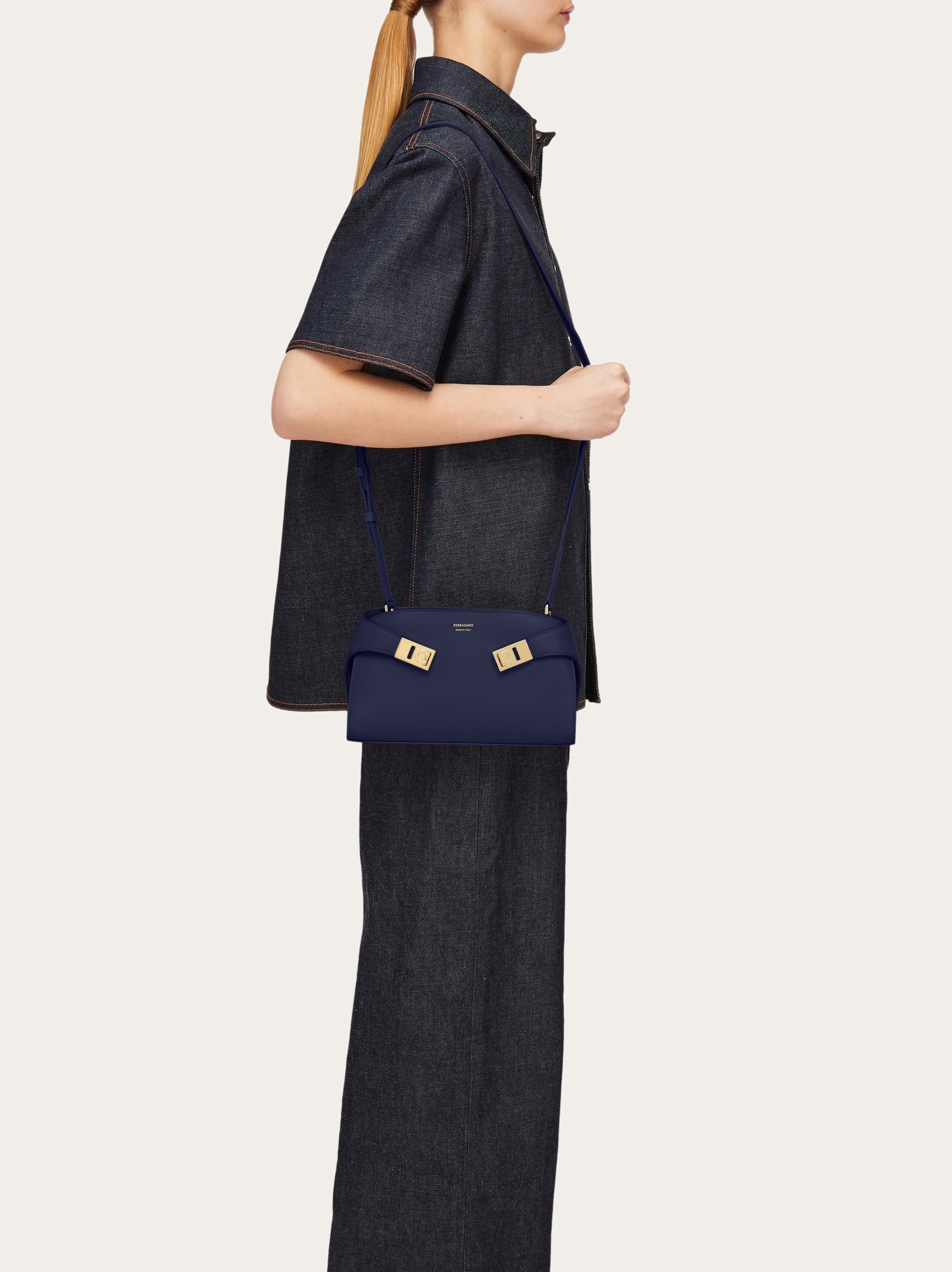 【FERRAGAMO】HUG CROSSBODY BAG FERRAGAMO Hug crossbody bag | REVERSIBLE