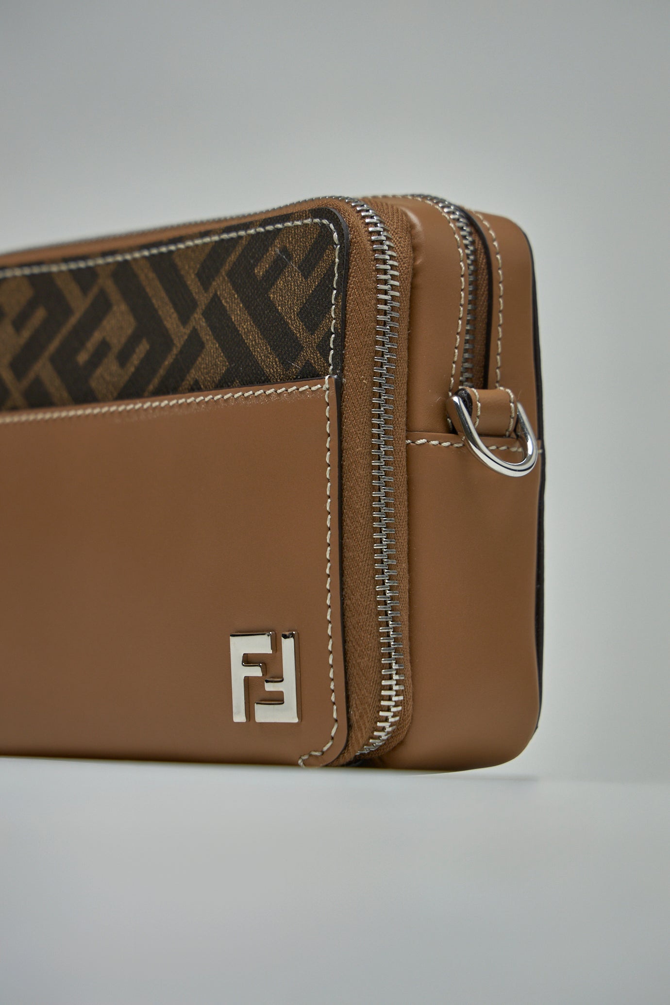FENDI 上品 カメラバッグ / ショルダー Squared FF Camera Case Fendi 'Camera Case Organizer Squared Ff' Crossbody Bag