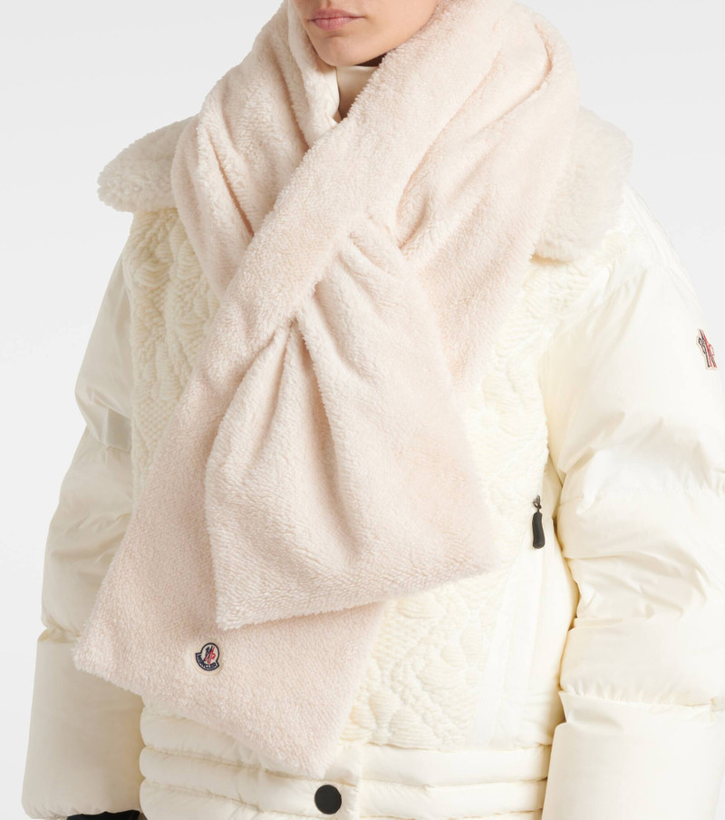 Moncler Teddy scarf outlook