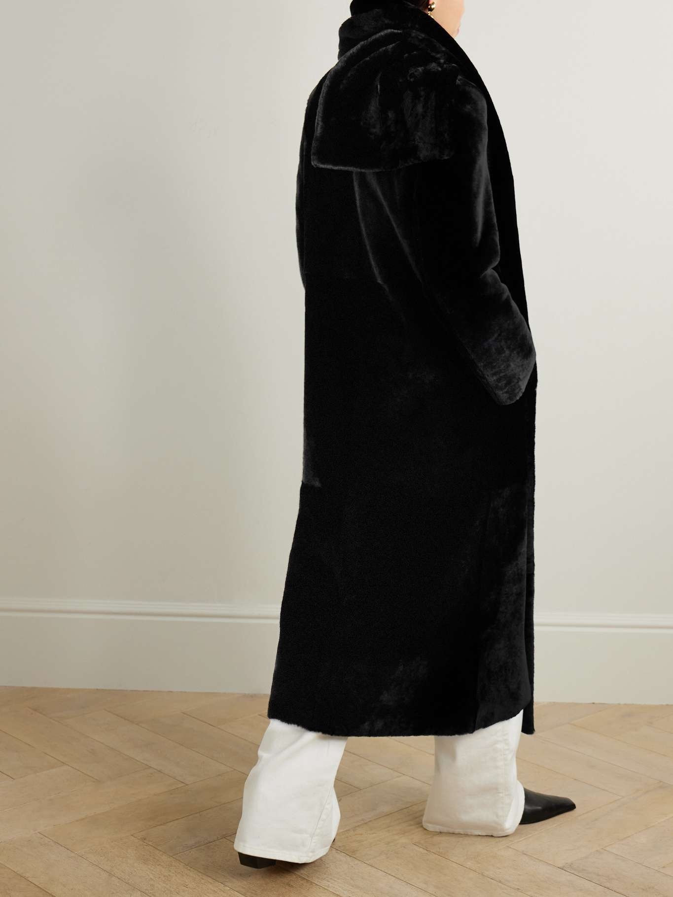 Daphne scarf-detailed shearling coat Black - 4