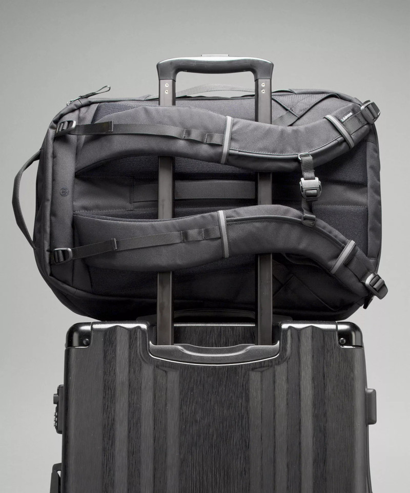 Triple-Zip Backpack 28L 6