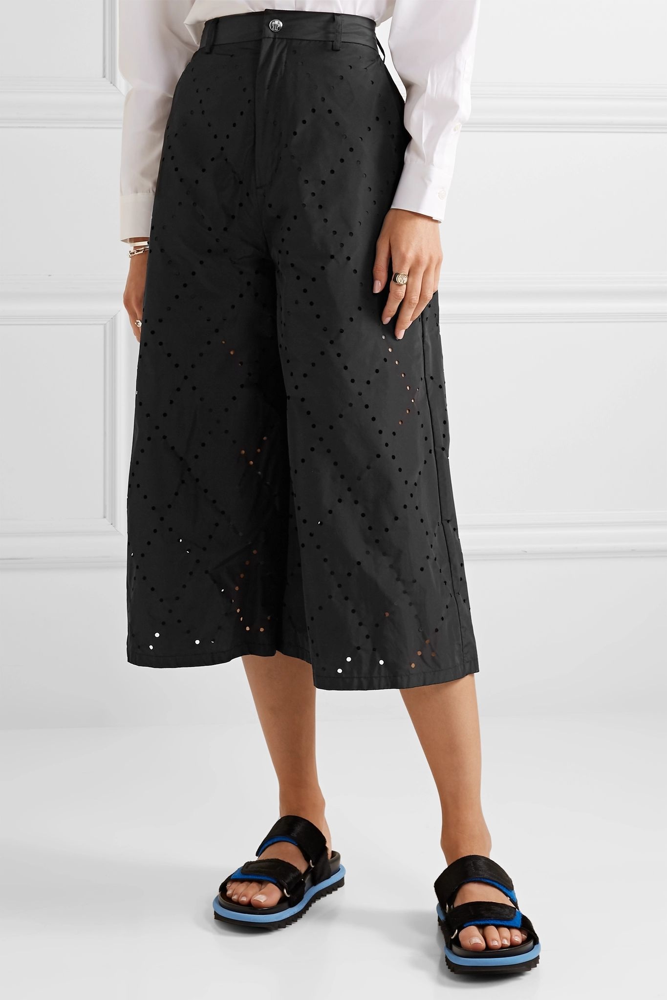 + 6 Noir Kei Ninomiya perforated shell culottes - 3