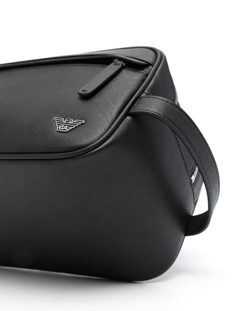 logo-plaque wash bag 3