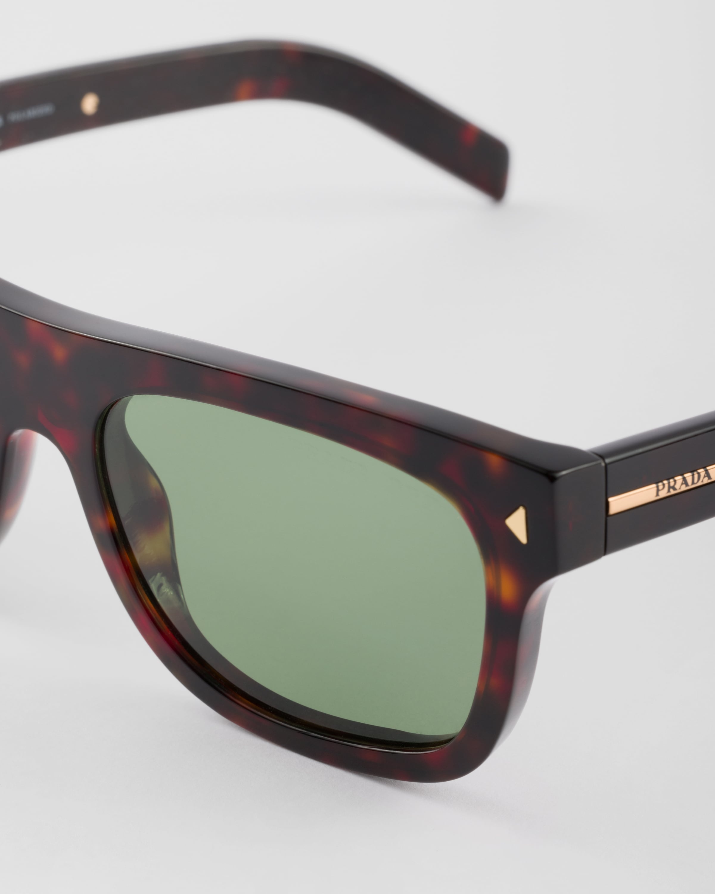Sunglasses with the iconic metal plaque - 5