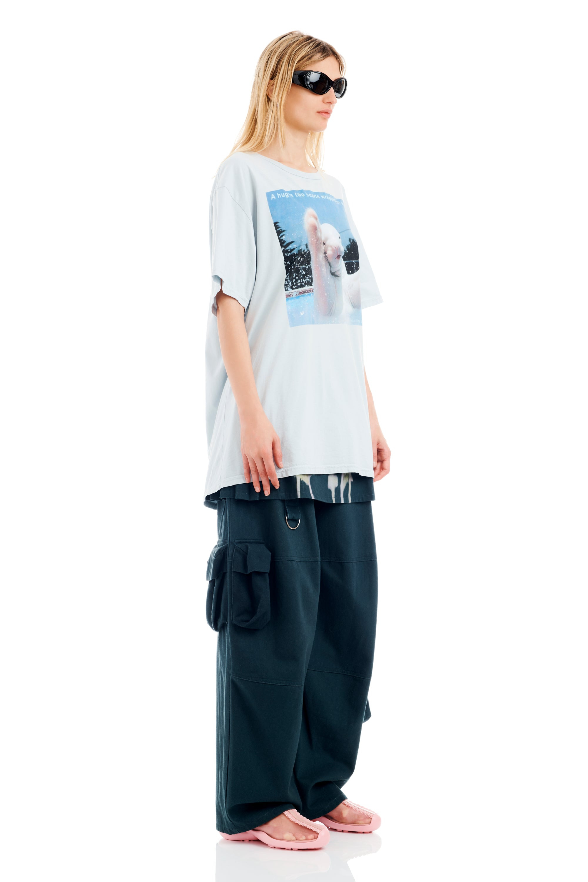 A HUG GRAPHIC TEE - 3