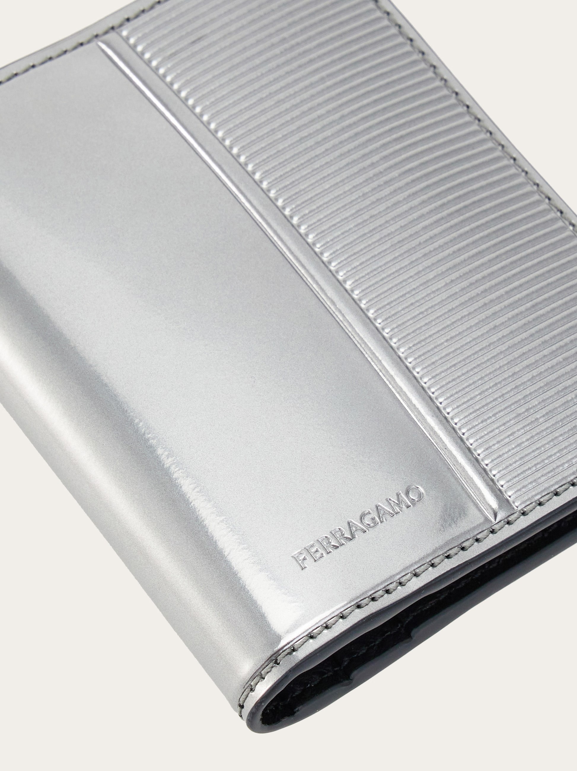 Credit card holder with knurled detailing - 5