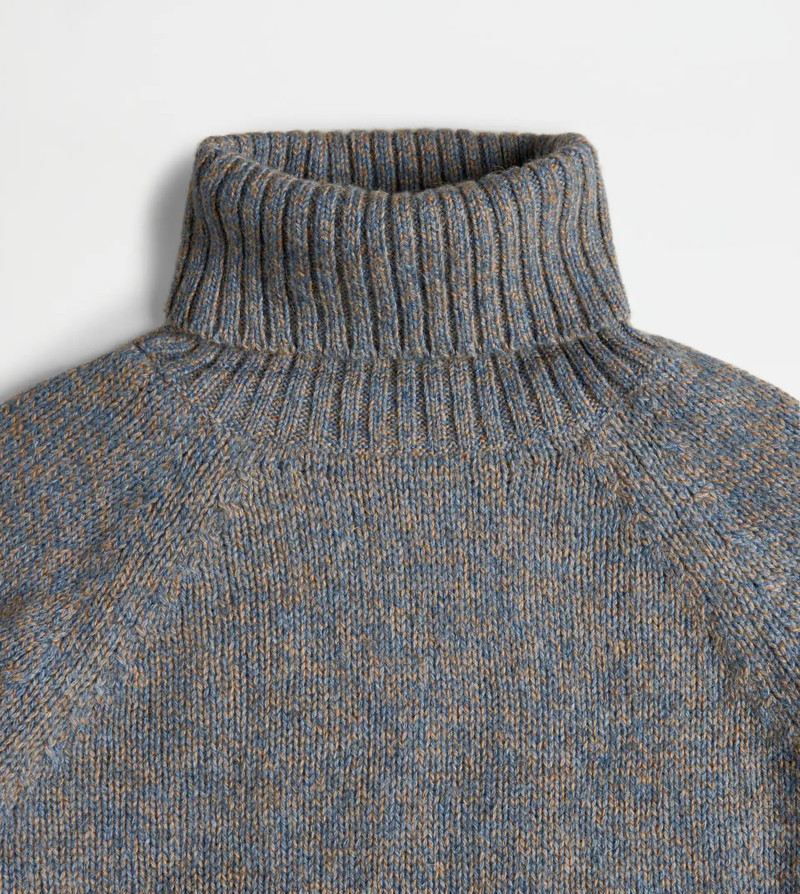 TURTLENECK IN CAMEL WOOL - LIGHT BLUE 3