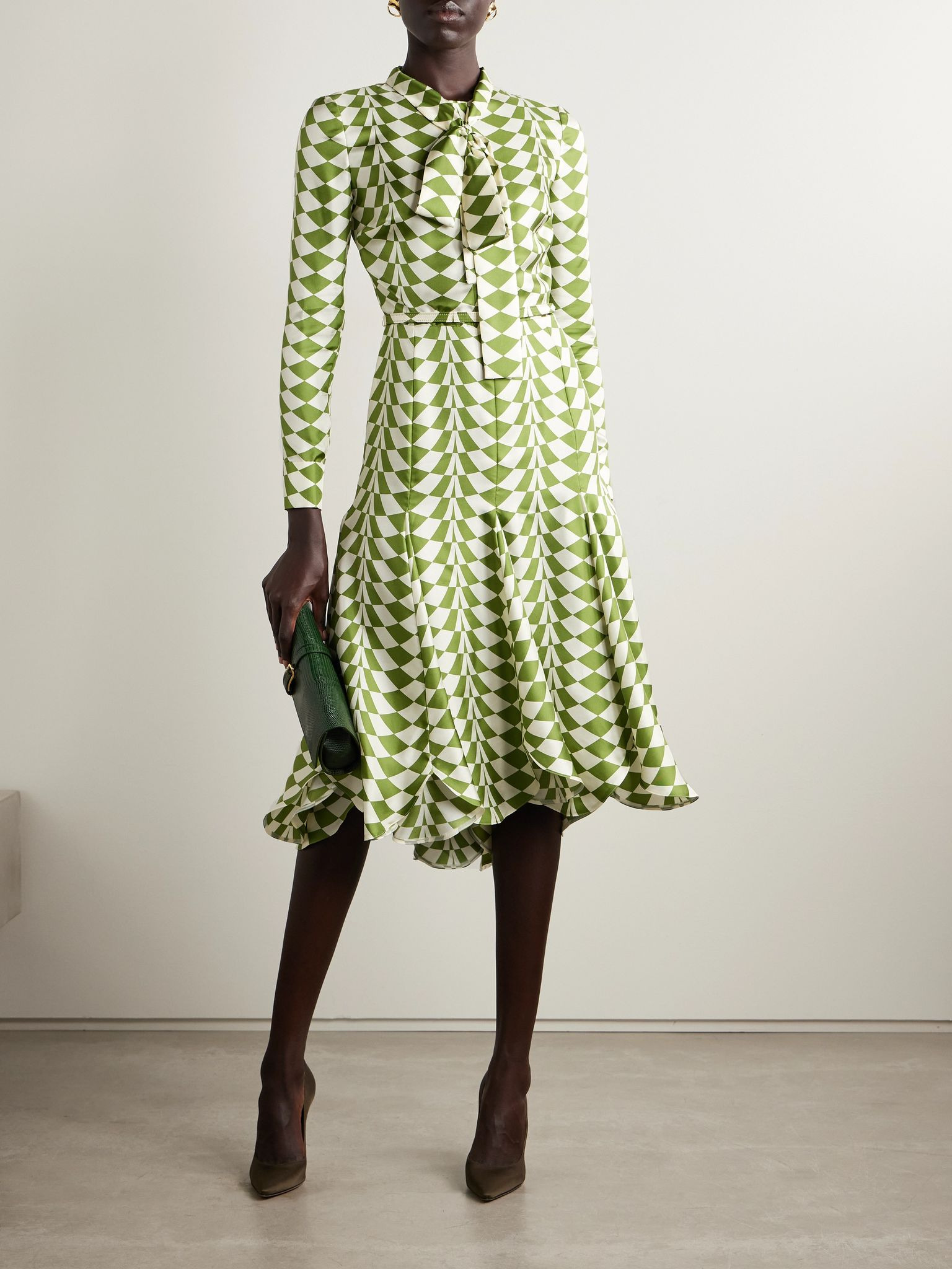 Belted pussy-bow printed silk-twill midi shirt dress Green - 2