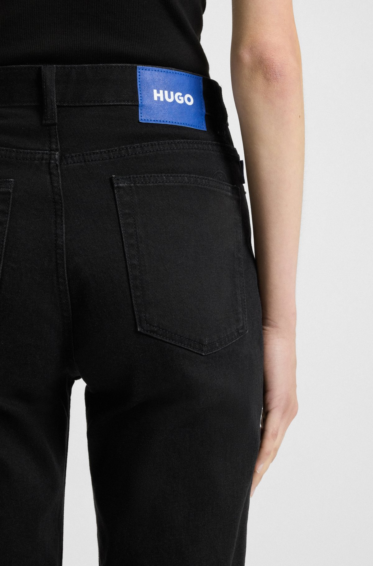 MOM-FIT JEANS IN BLACK RINSE-WASH DENIM - 5