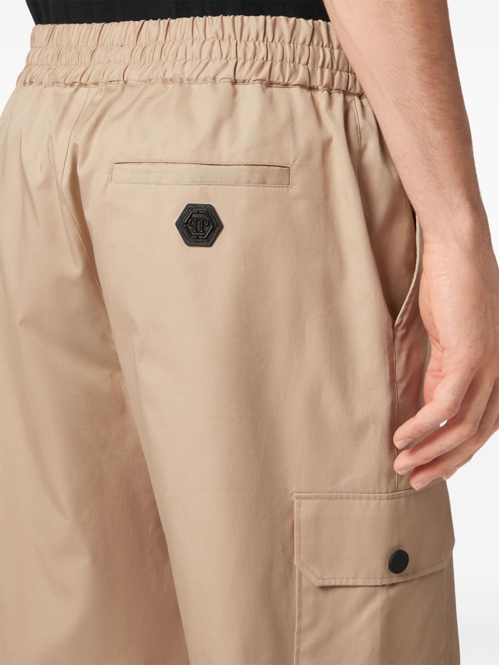 toggle-fastened cargo shorts - 5
