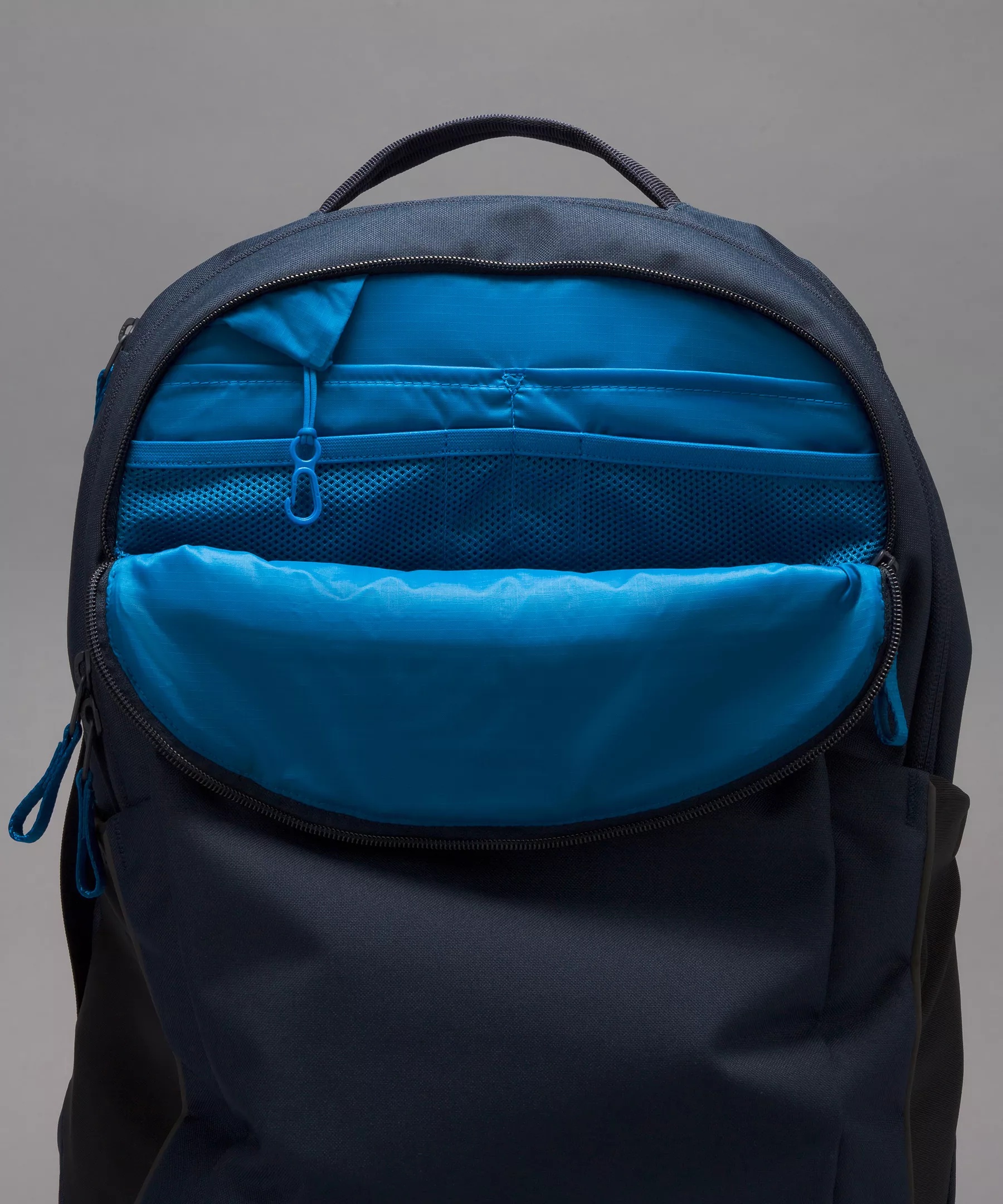 Triple-Zip Backpack 28L - 8