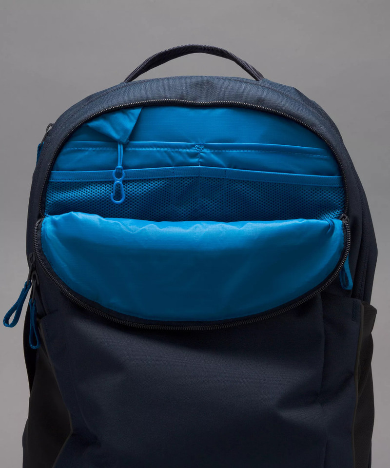 Triple-Zip Backpack 28L 8