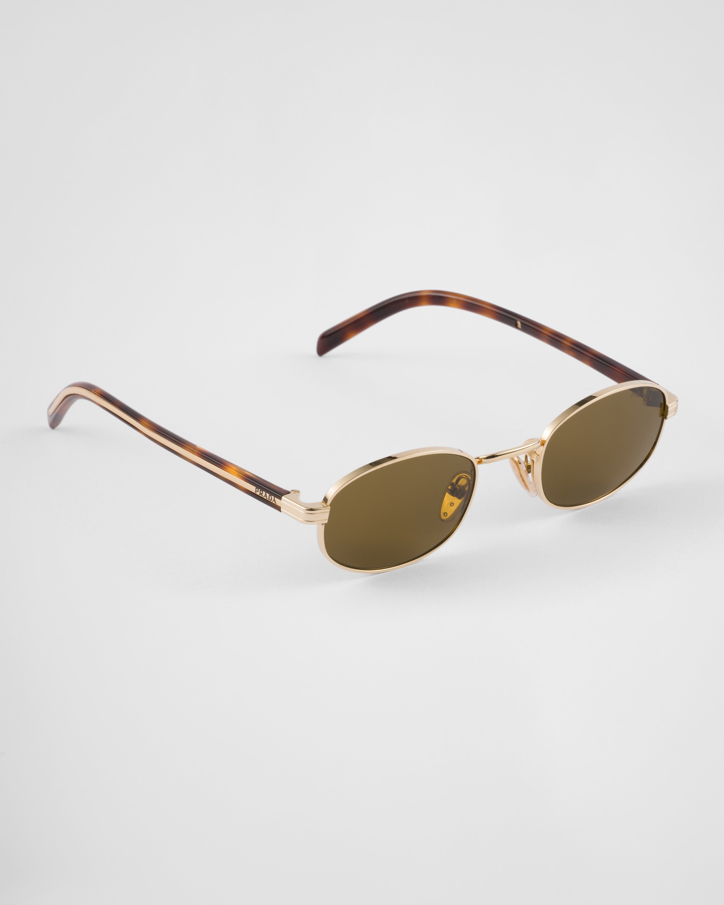 Sunglasses with the iconic metal plaque - 3